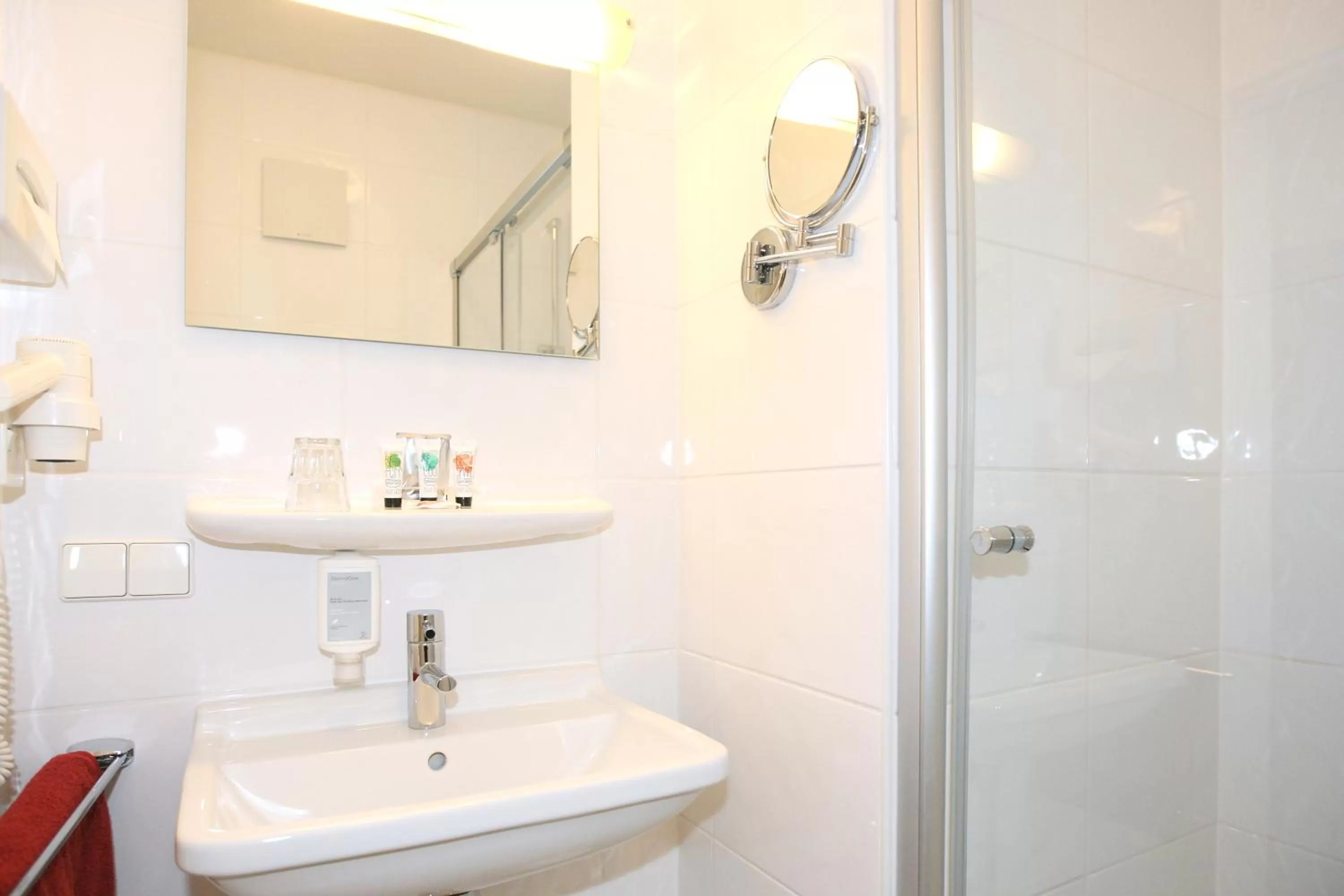 Shower, Bathroom in Hotel Rathausglöckel