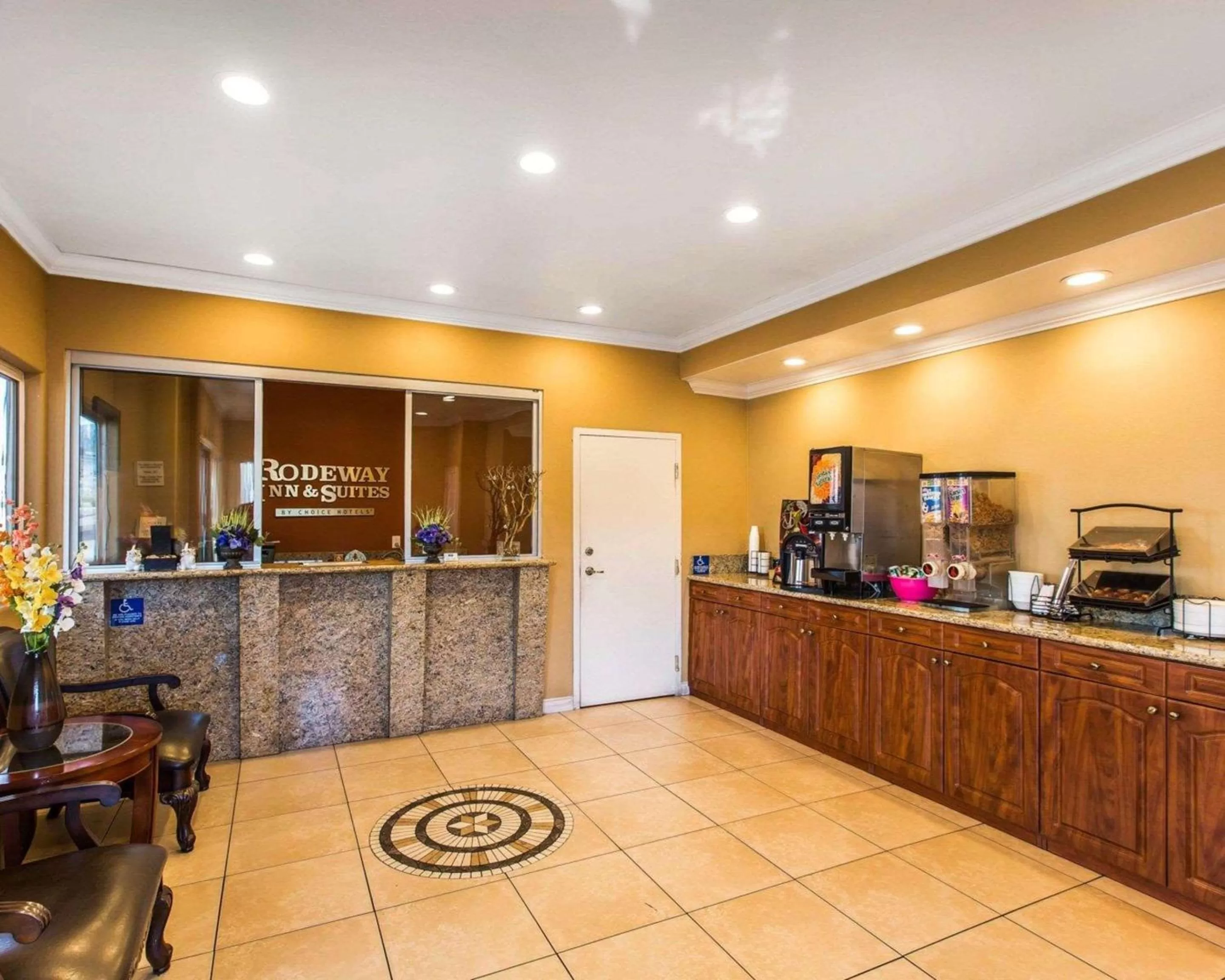 Lobby or reception in Rodeway Inn & Suites Corona