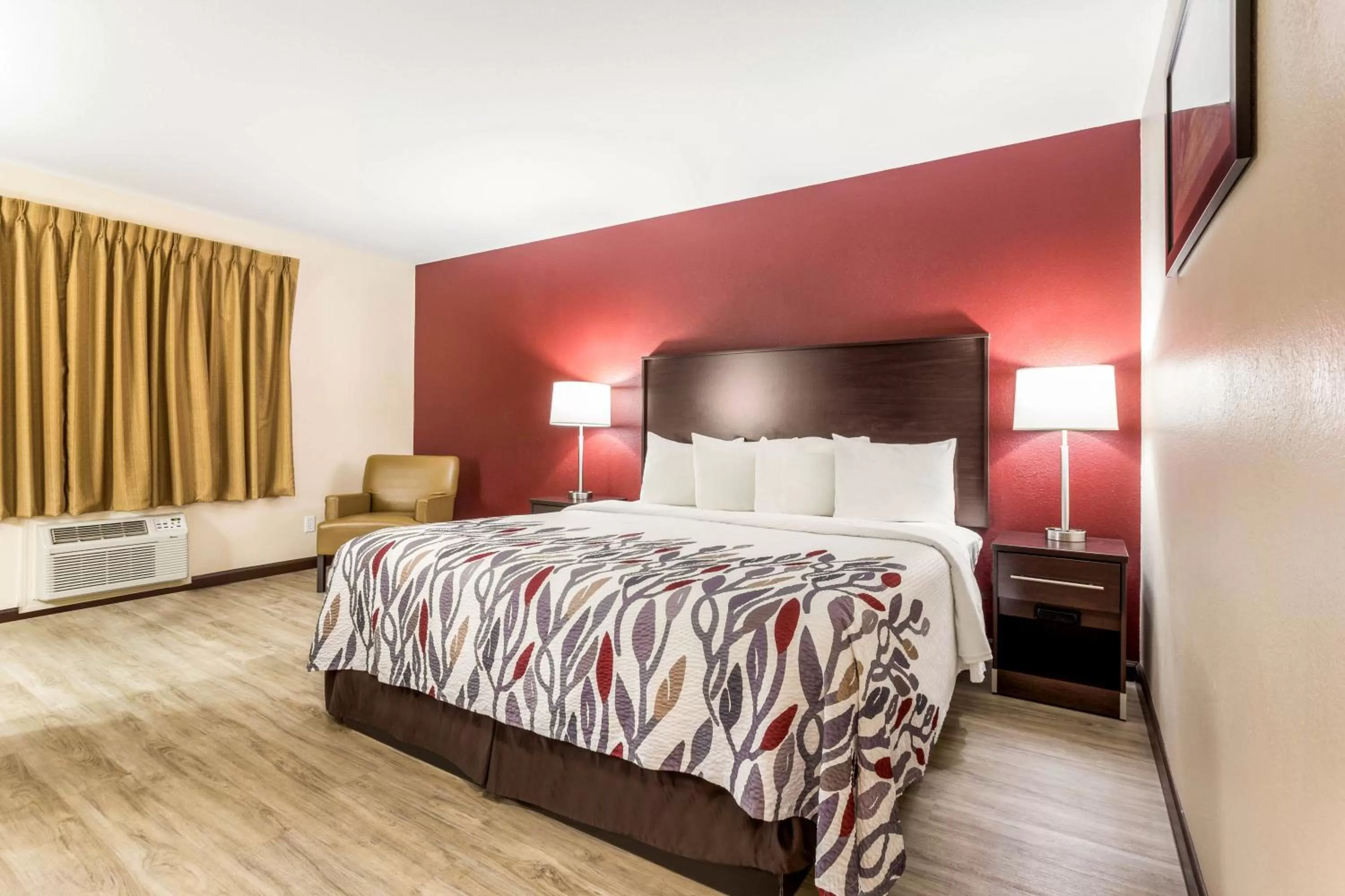 Photo of the whole room, Bed in Red Roof Inn Dry Ridge