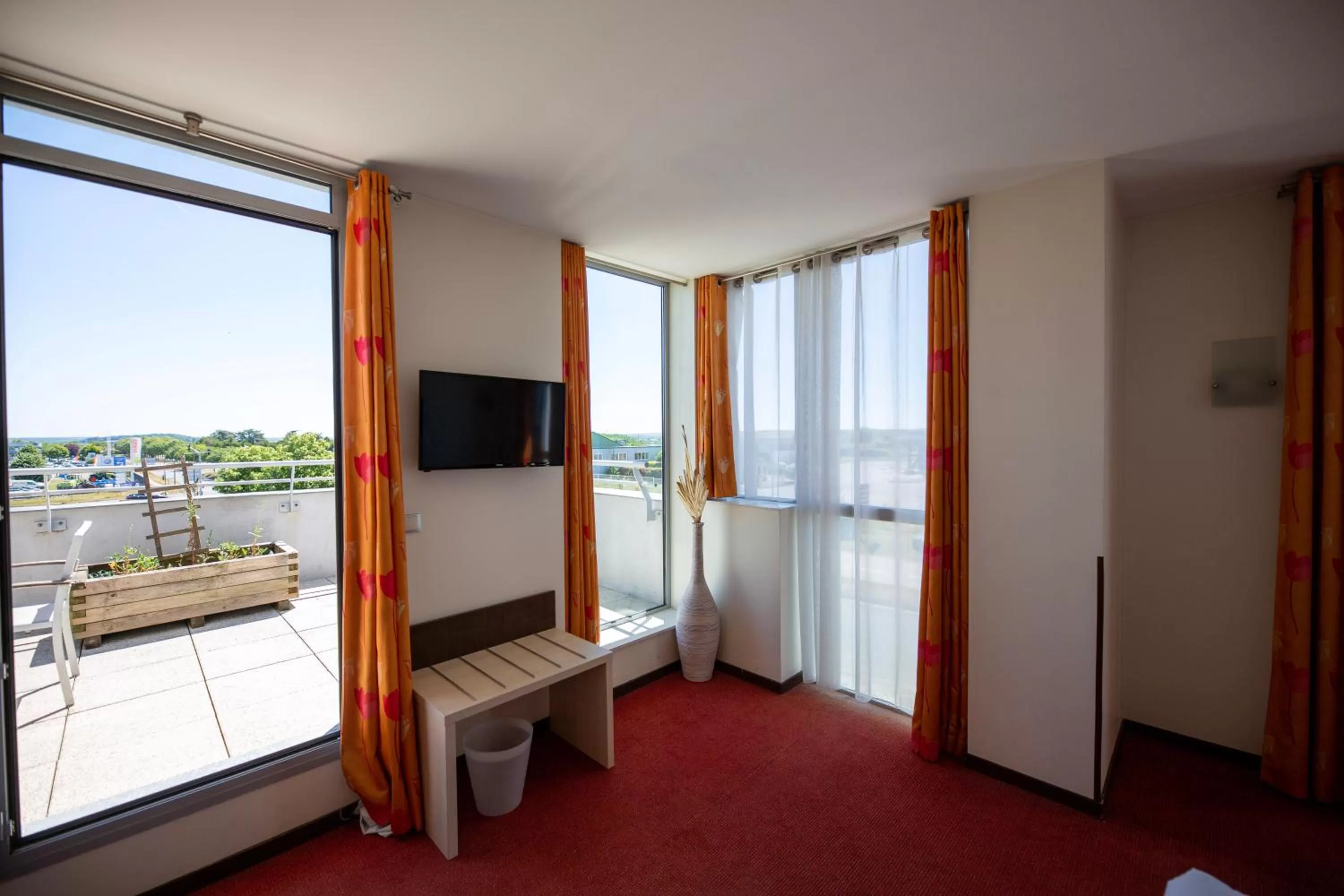 Bedroom in Hostellerie Saint Vincent Beauvais Aeroport