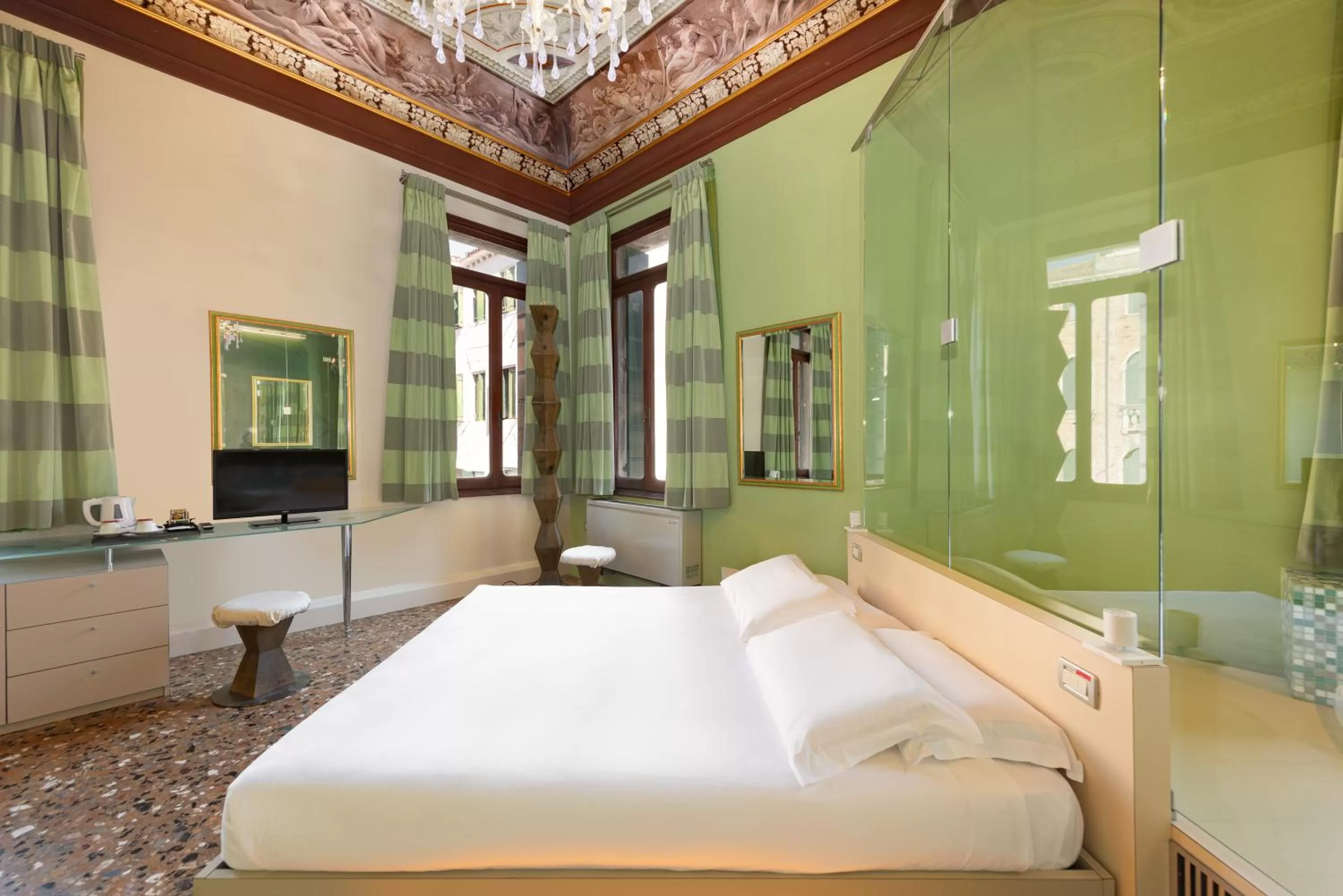 Photo of the whole room, Bed in Sogno di Giulietta e Romeo