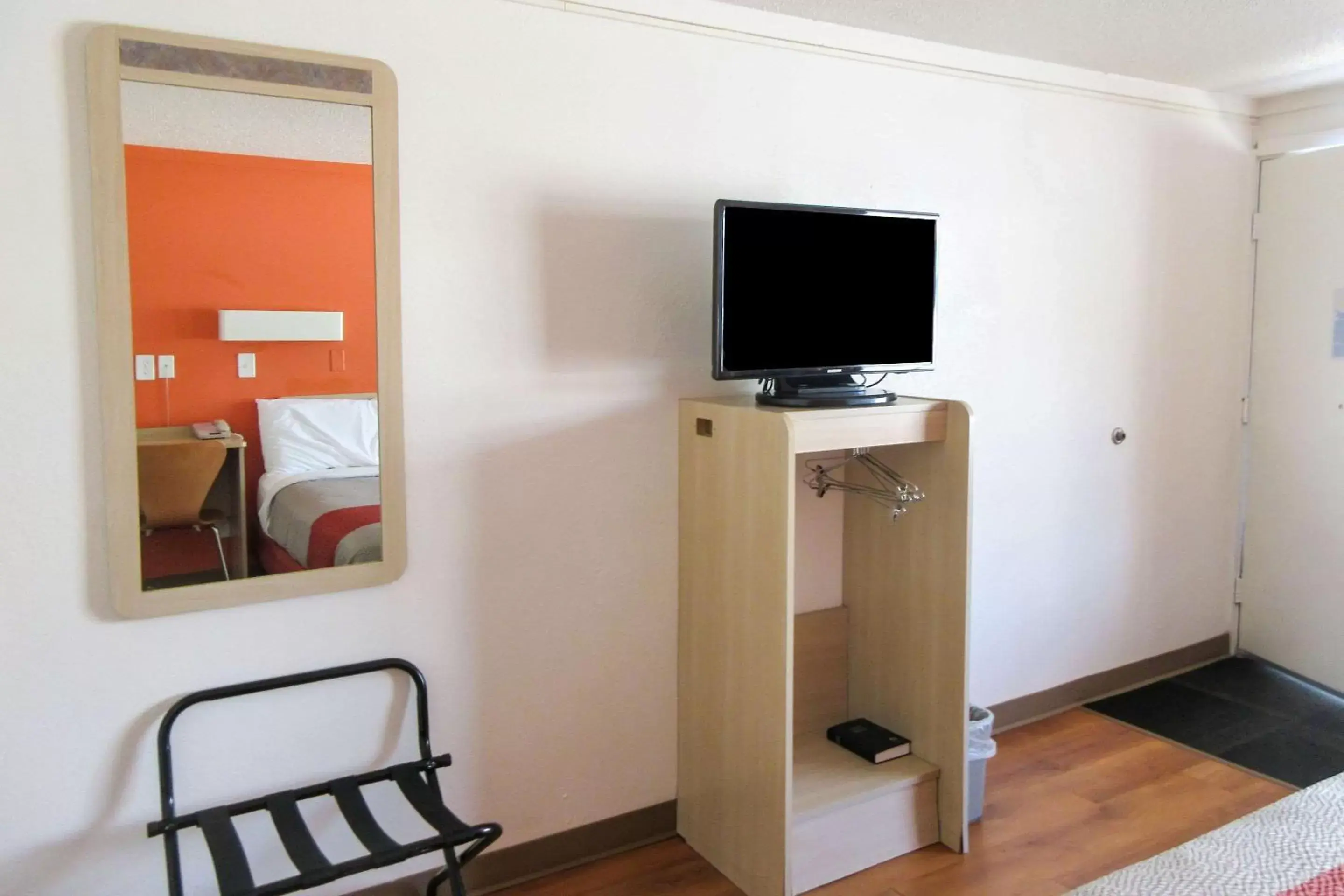 King Room - Non-Smoking in Rodeway Inn Altoona Orchard Plaza King Room - Non-Smoking in Rodeway Inn Altoona Orchard Plaza