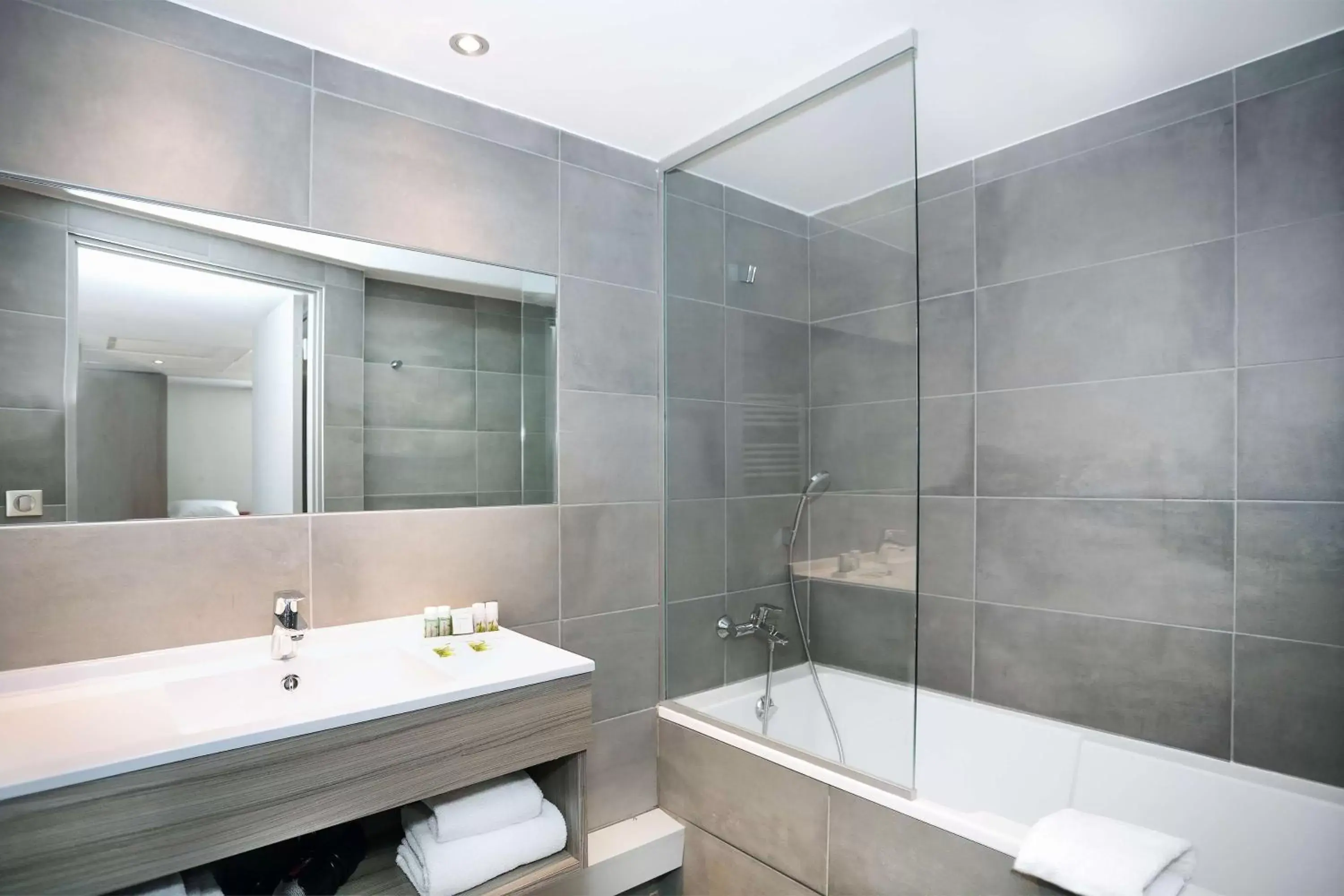 Junior King Suite with Living Room - Non-Smoking in Best Western Linko Aubagne Junior King Suite with Living Room - Non-Smoking in Best Western Linko Aubagne