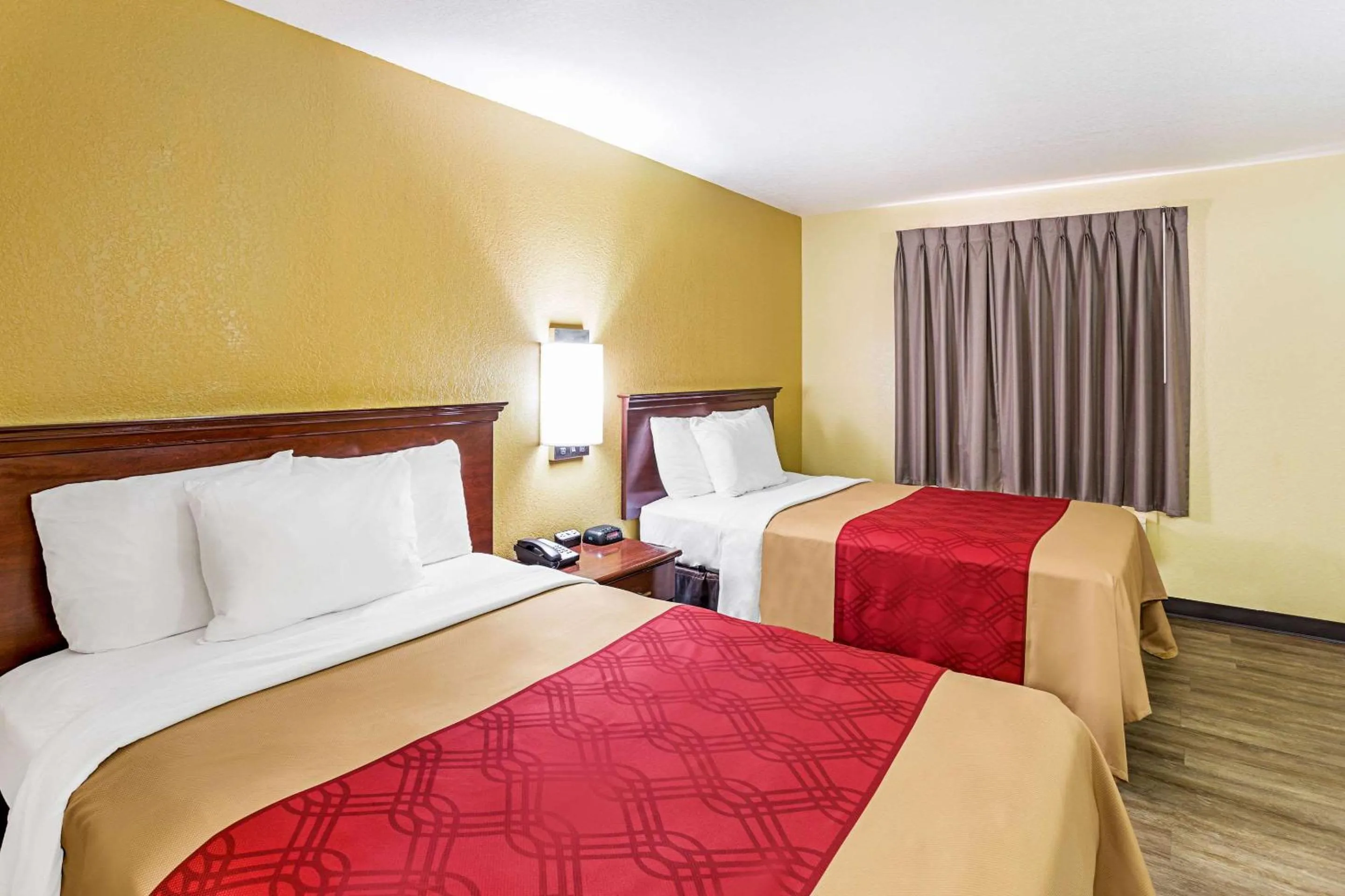 Photo of the whole room, Bed in Econo Lodge McAlester