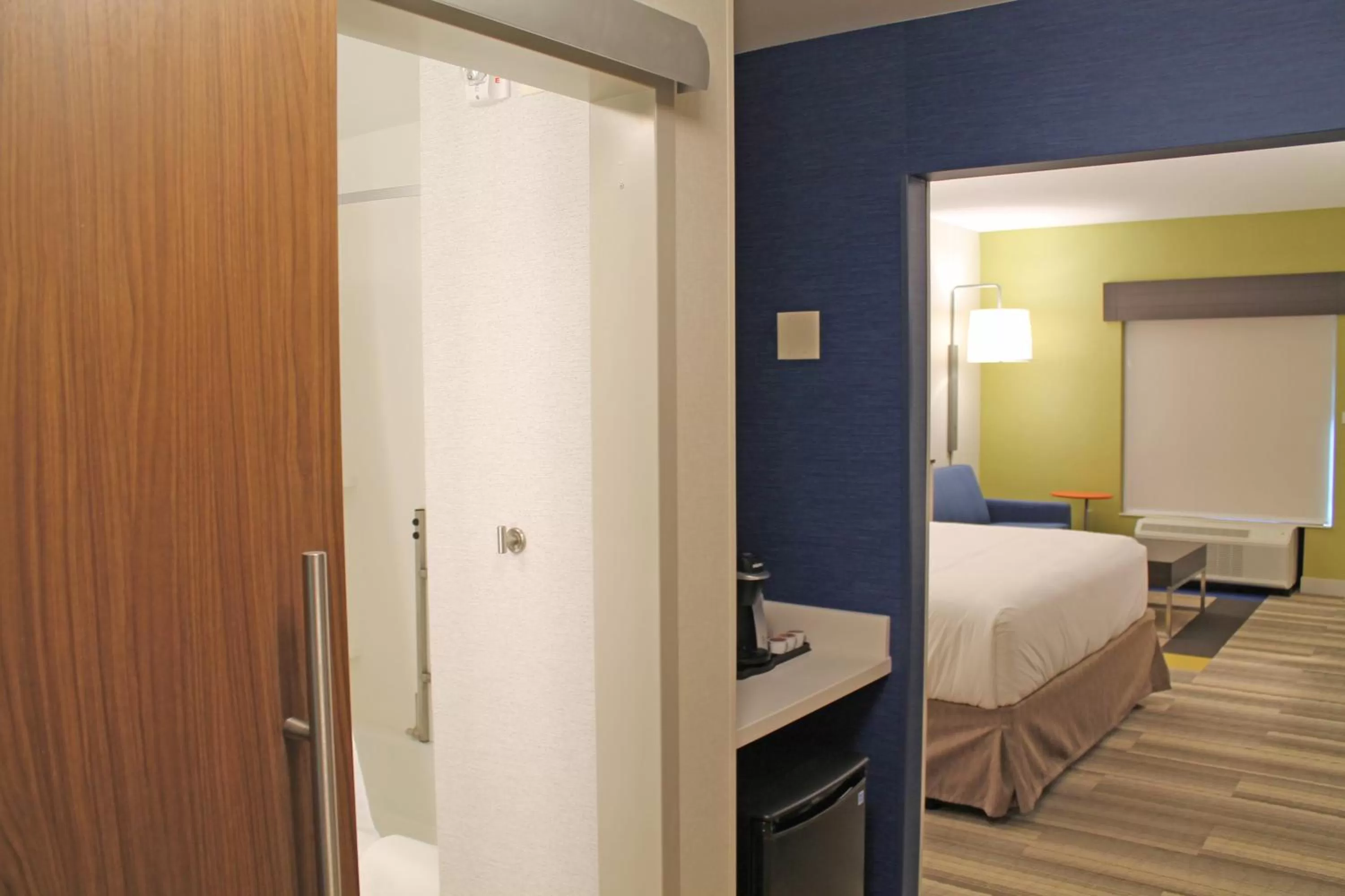 Photo of the whole room, Bed in Holiday Inn Express & Suites - St. Louis South - I-55 by IHG