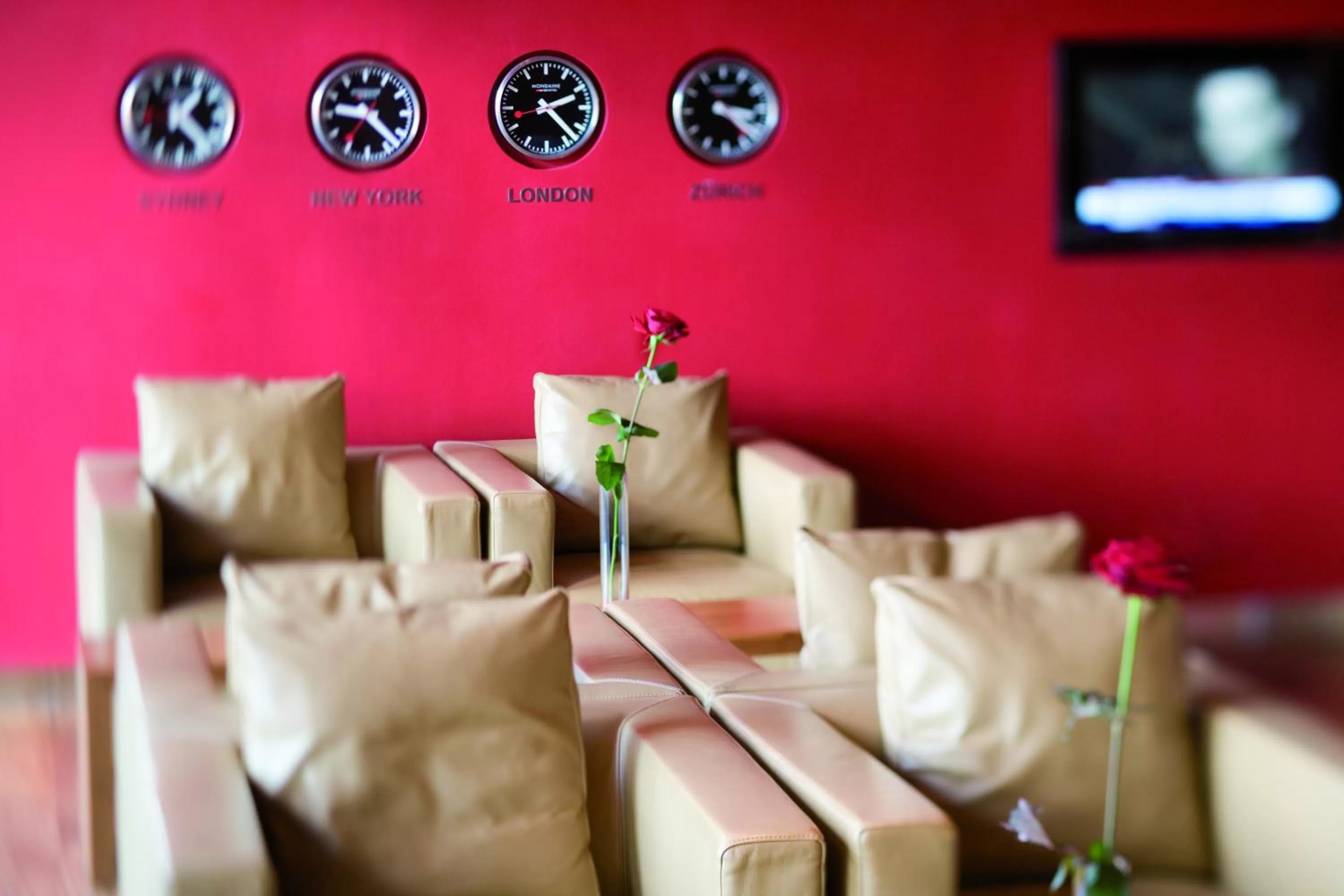 Lobby or reception in Mövenpick Hotel Zurich Airport