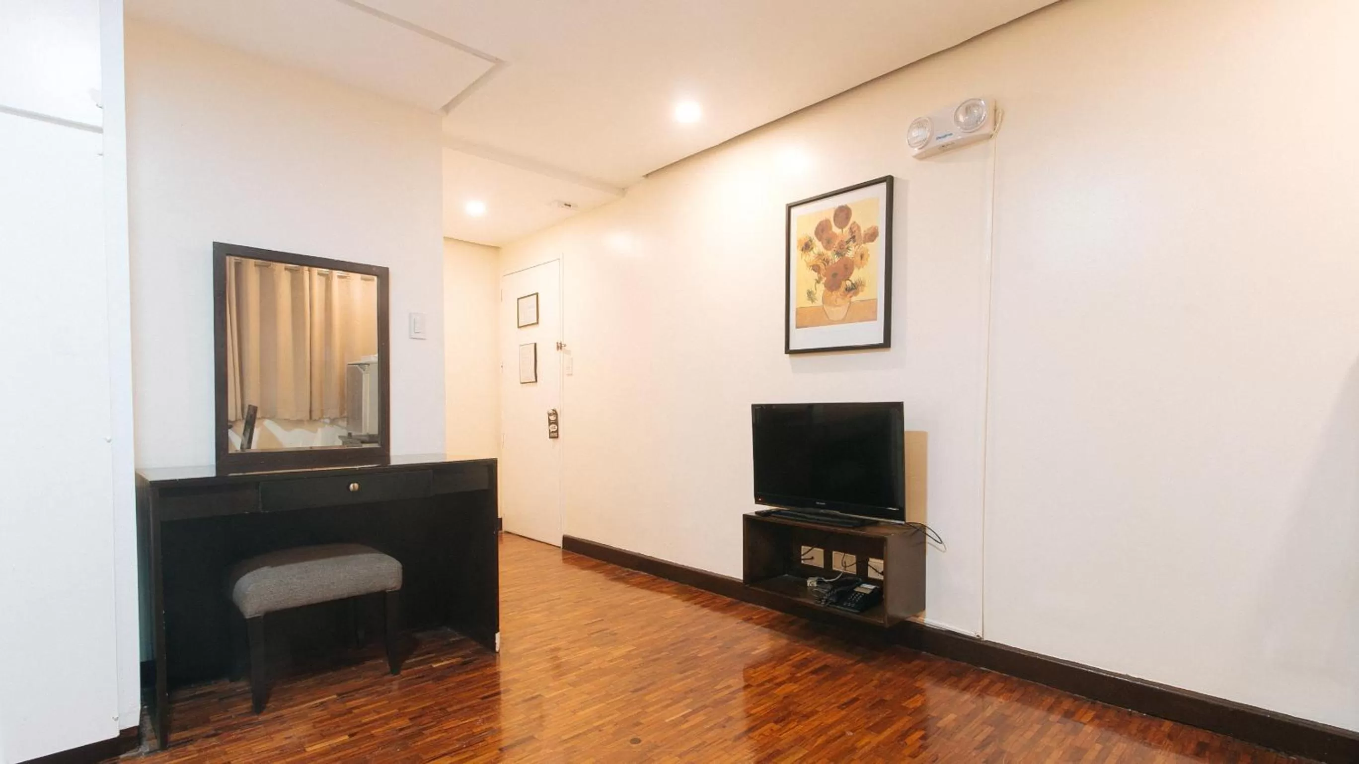 TV and multimedia, TV/Entertainment Center in RedDoorz Premium near Greenbelt Makati - Vaccinated Staff