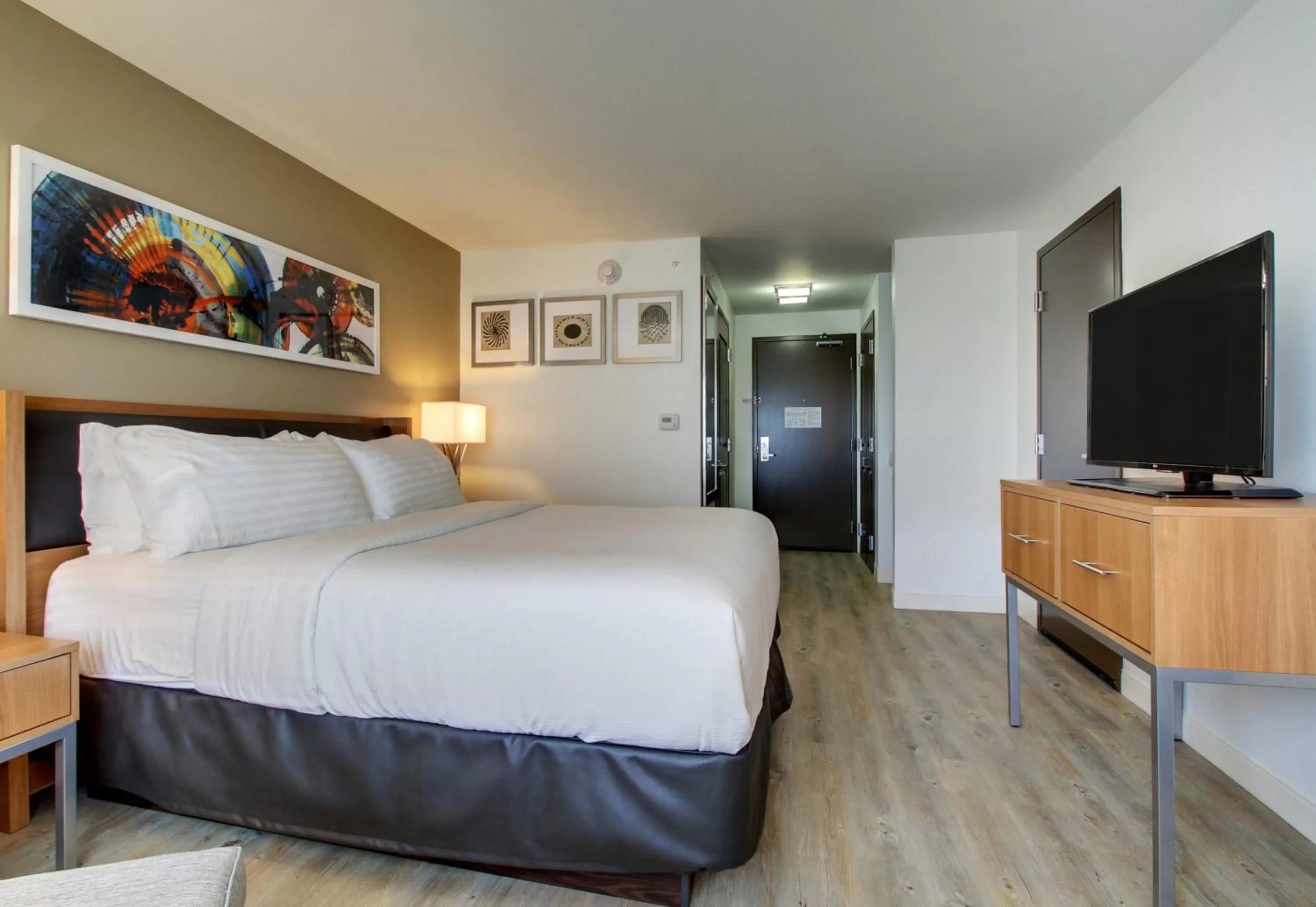 Photo of the whole room, Bed in Holiday Inn & Suites Peoria at Grand Prairie by IHG