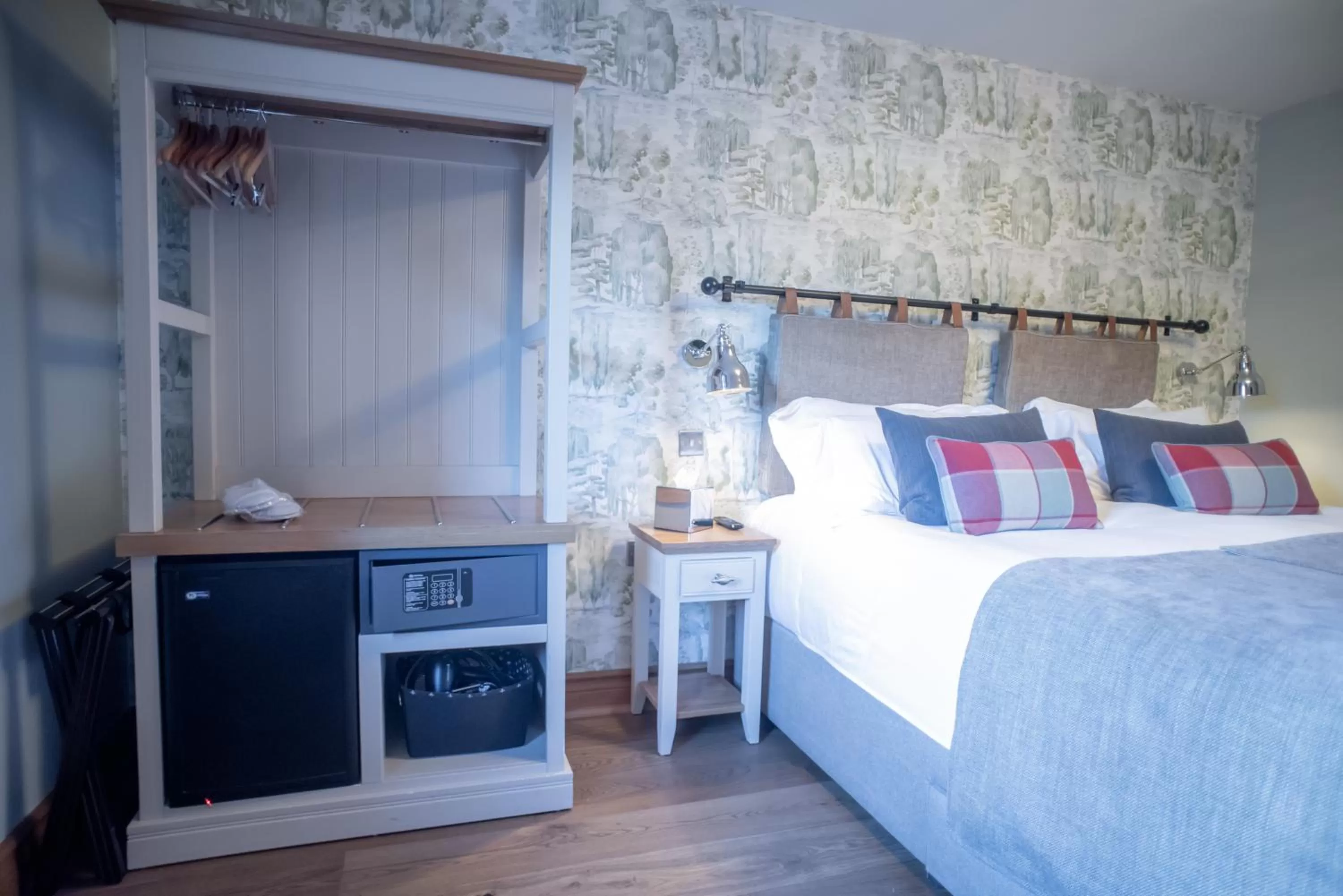 Bed in Cromwell Arms Country Pub with Rooms