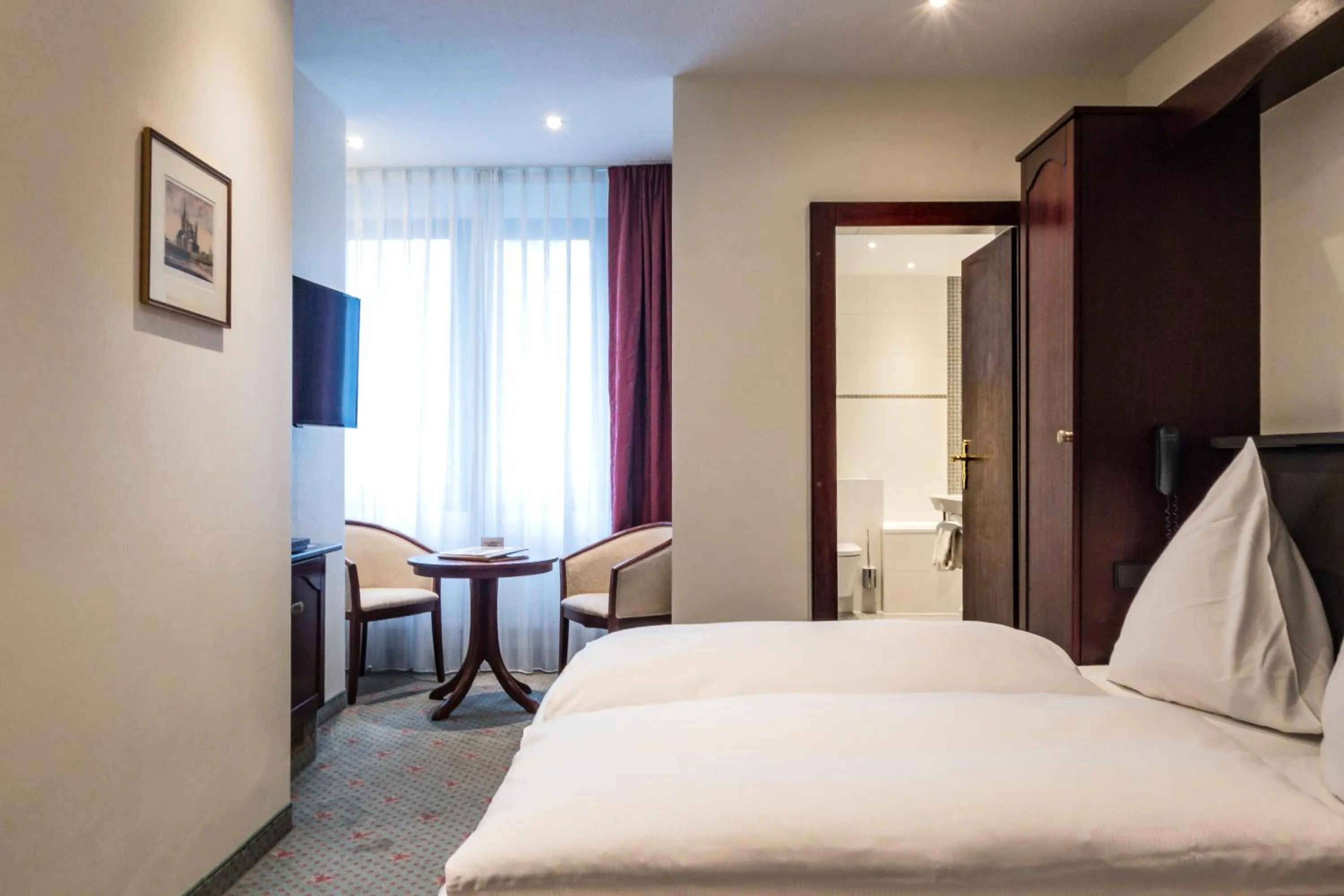 Photo of the whole room, Bed in Hotel Imperial