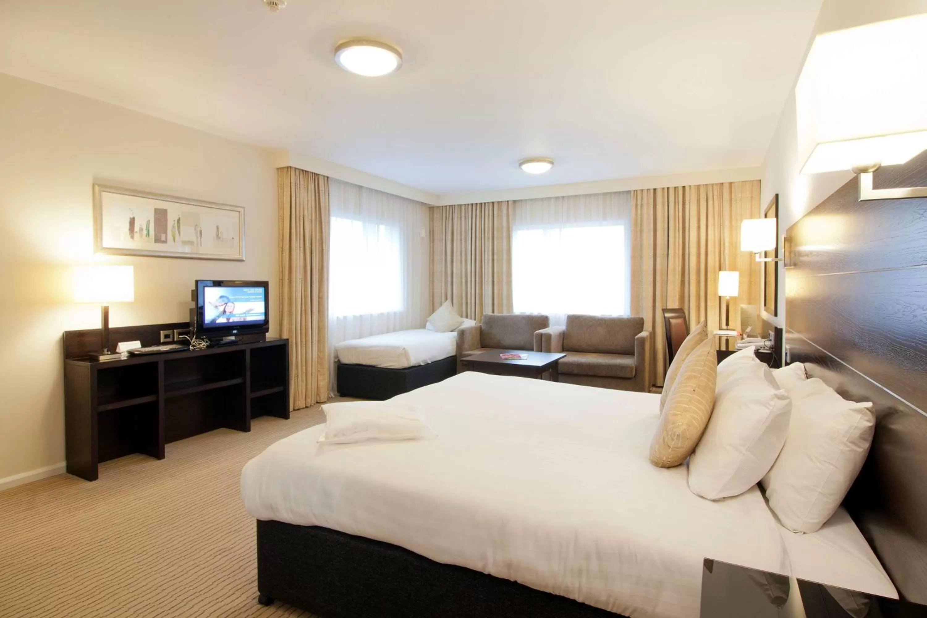 Bedroom in DoubleTree by Hilton London Heathrow Airport