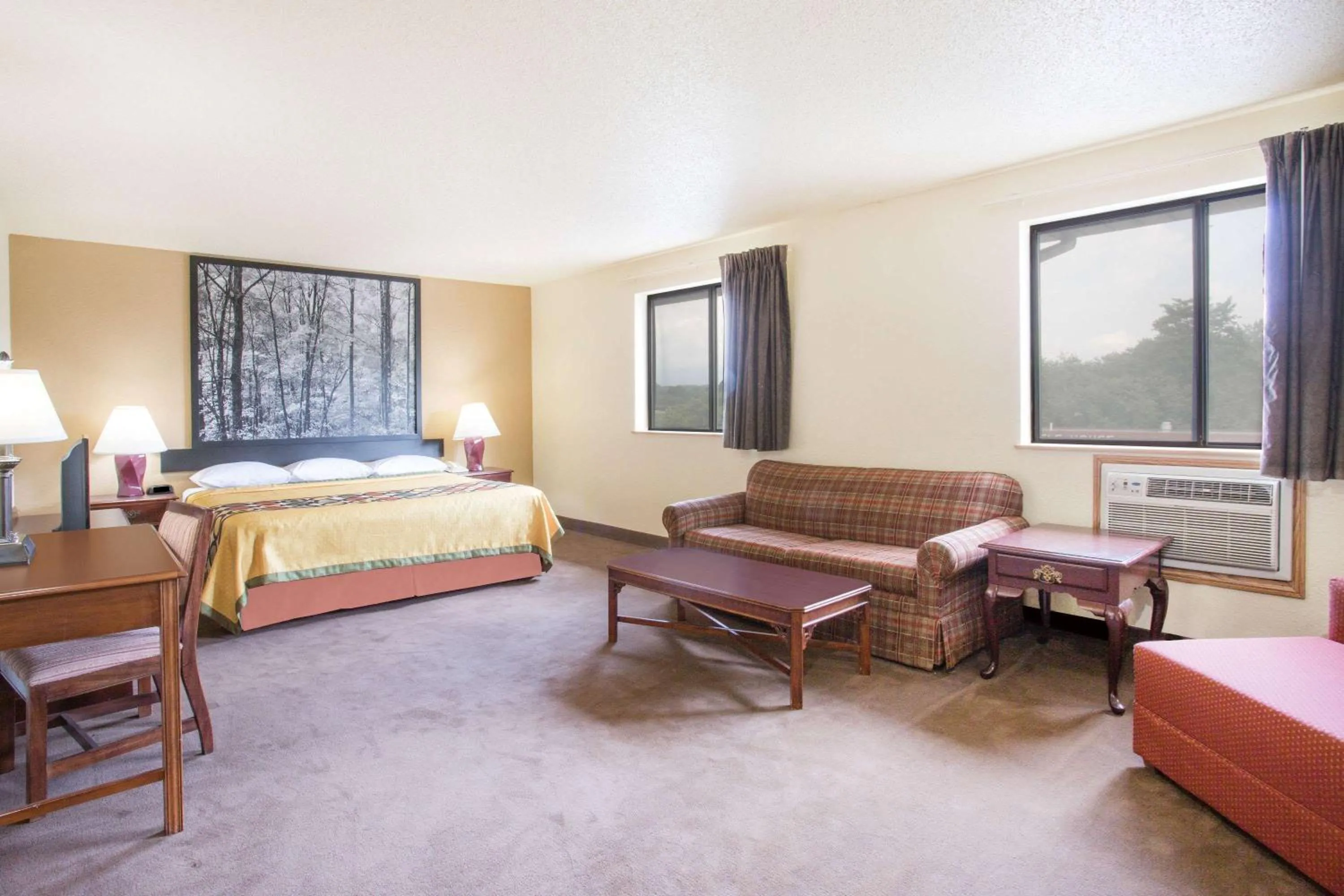 Photo of the whole room, Bed in Super 8 by Wyndham Lexington VA