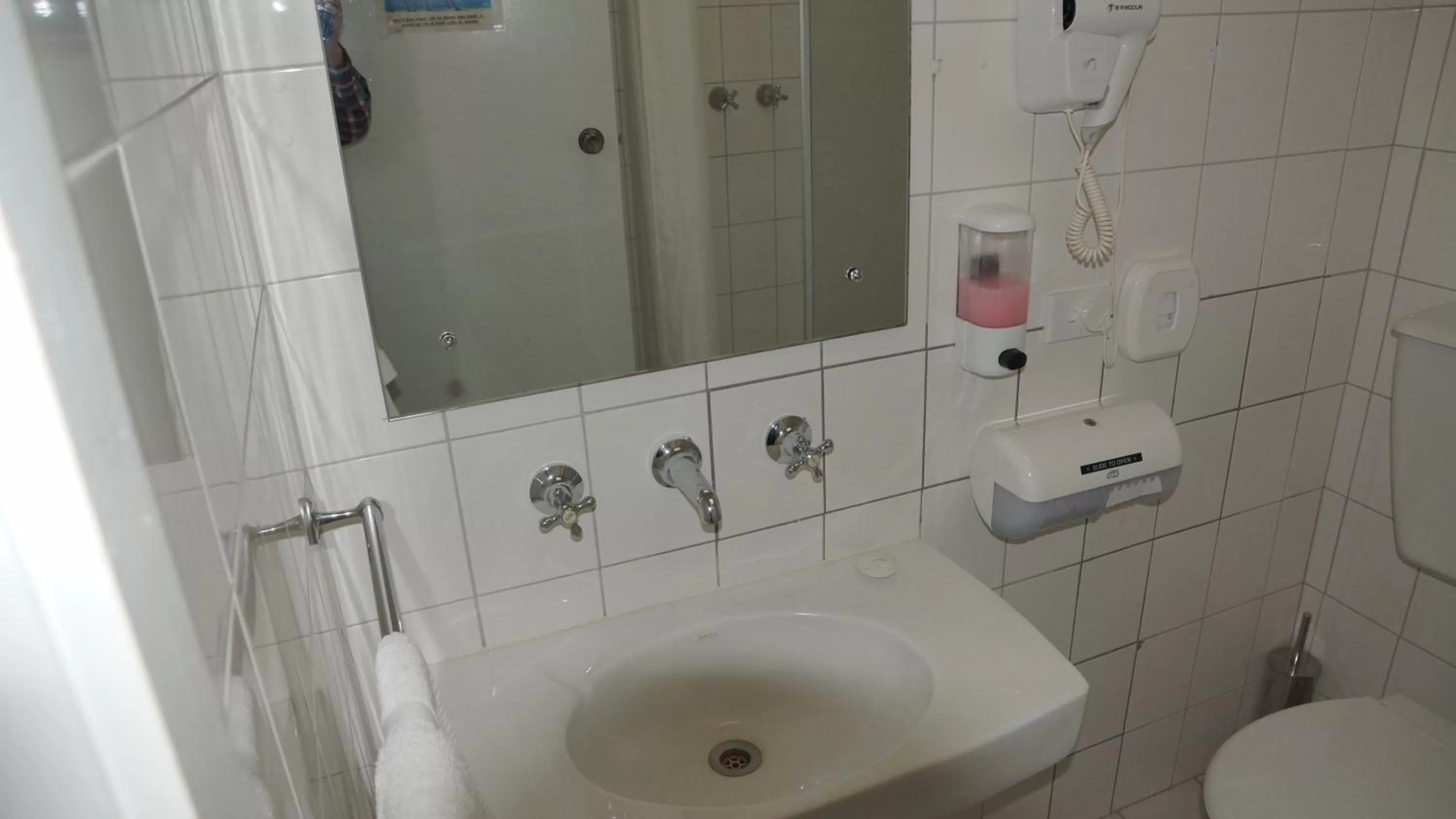 Bathroom in Golden Leaf Motel