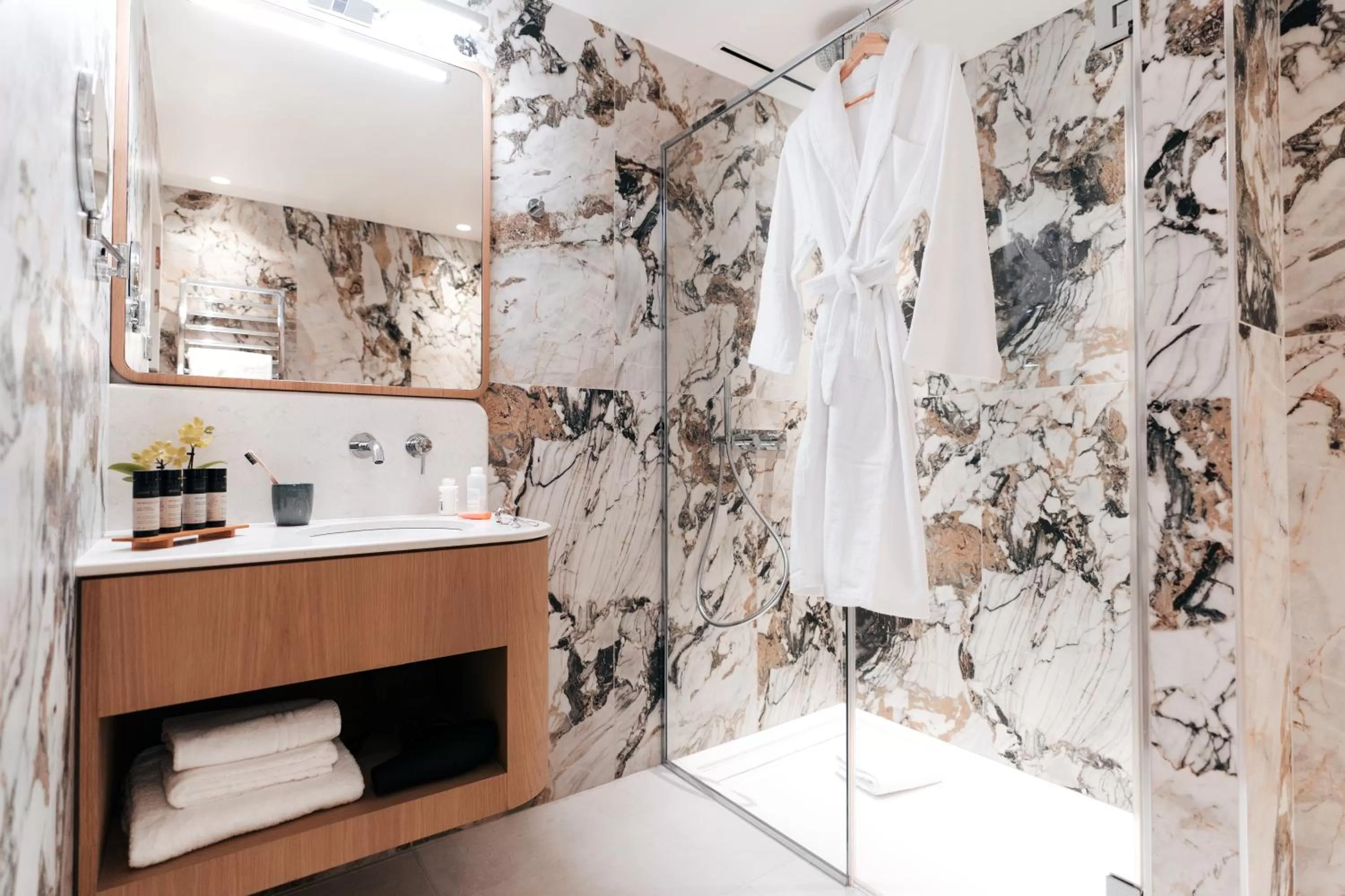 Shower in Padam Hôtel