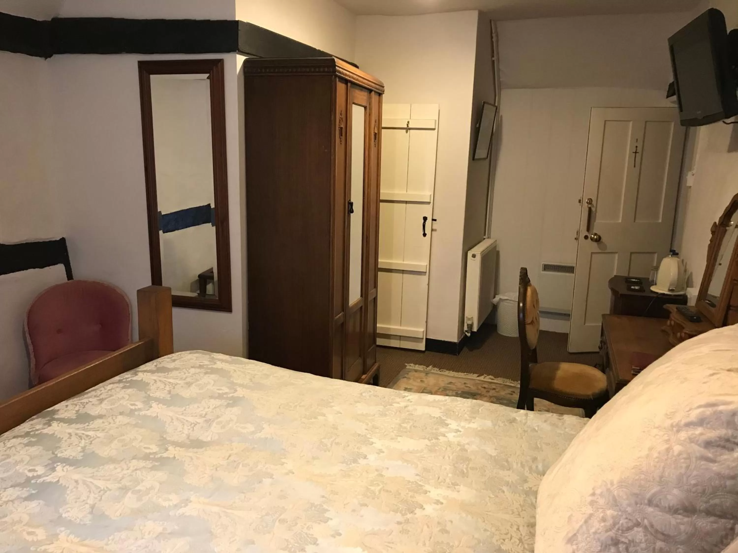 Bed in The Chequers Inn