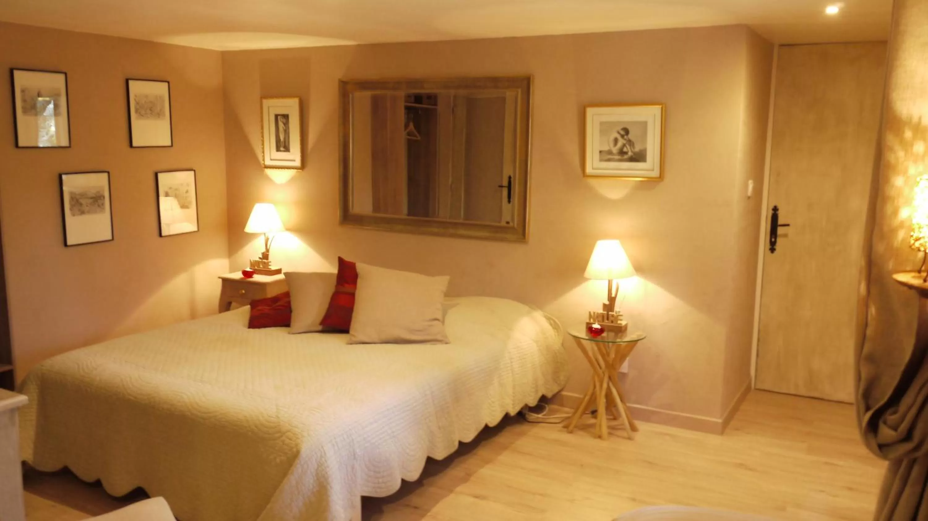 Photo of the whole room, Bed in Longo Maï