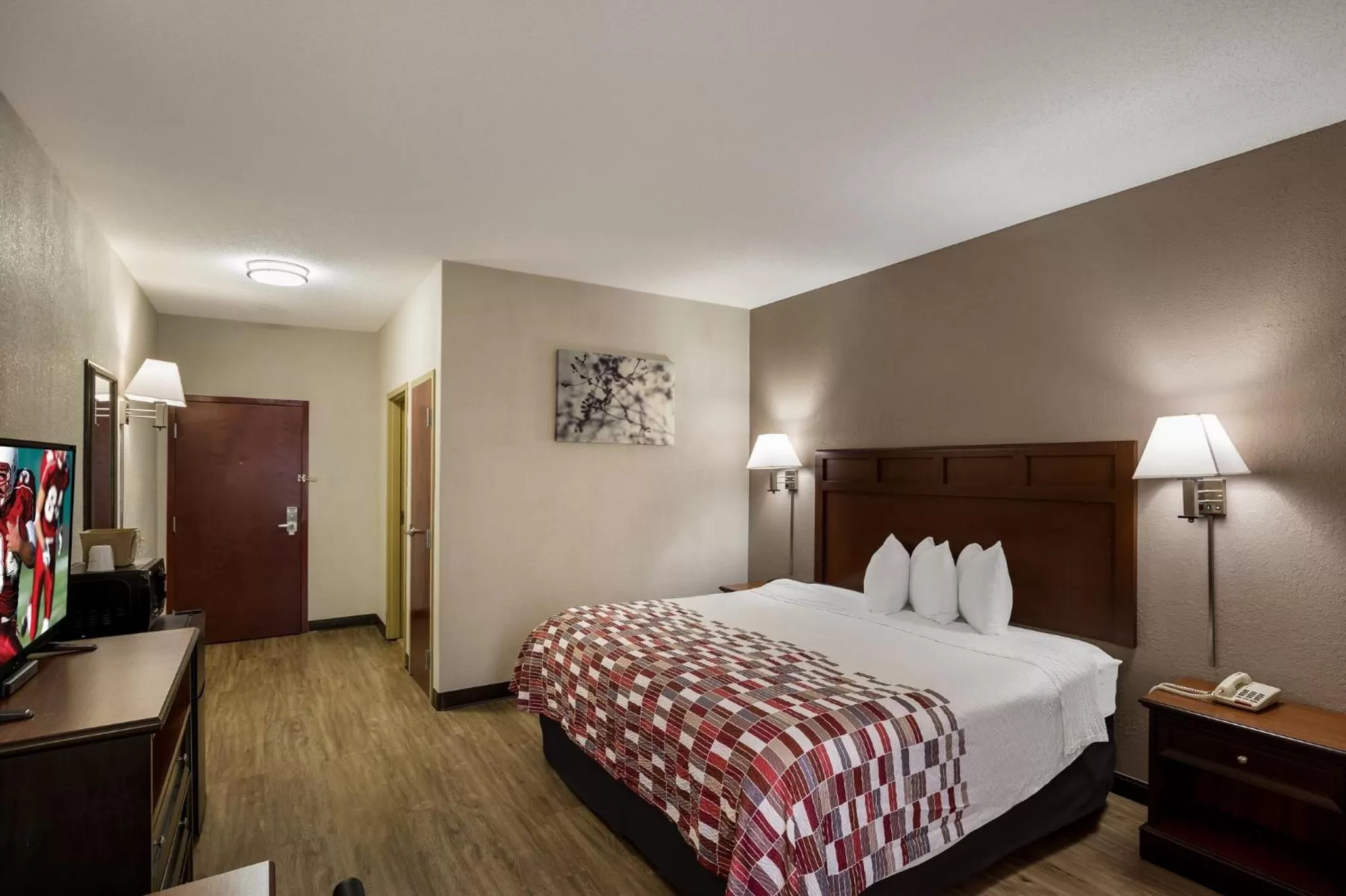 Bedroom, Bed in Red Roof Inn & Suites Bloomsburg - Mifflinville
