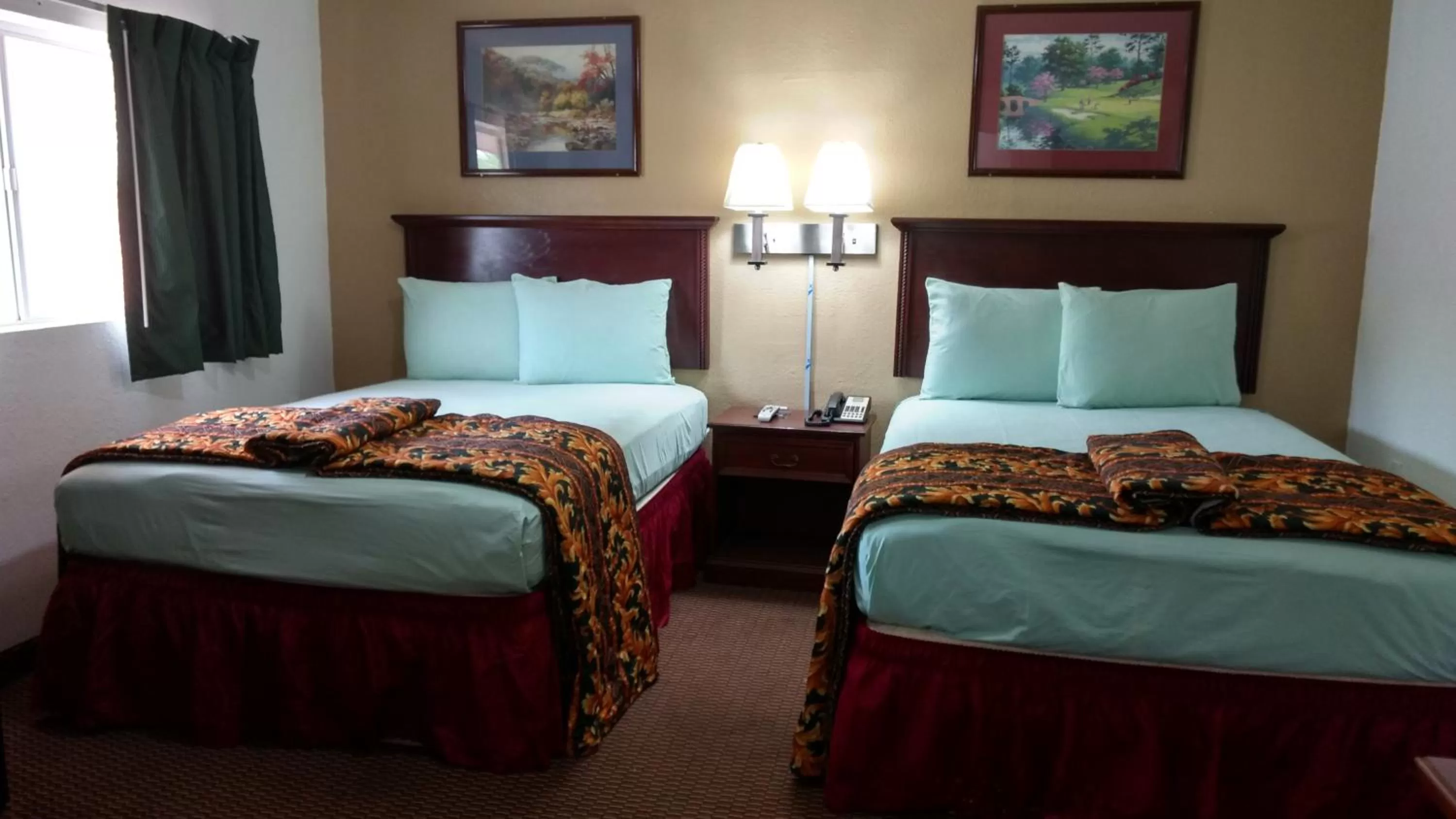 Bed in Budget Inn Hamilton