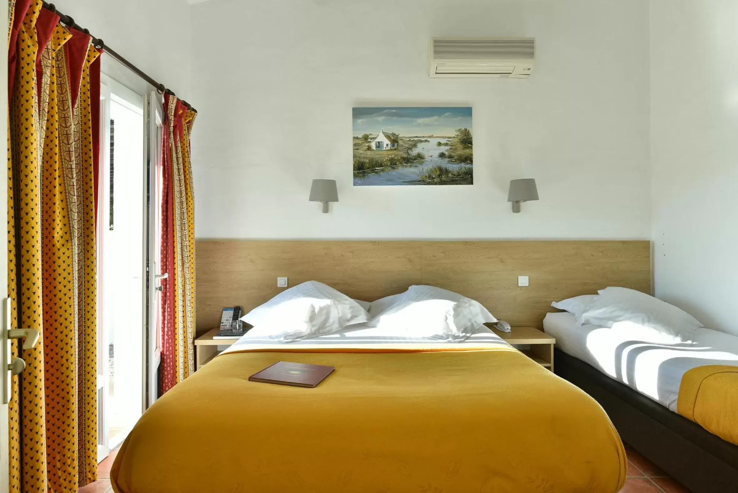 Comfort Triple Room in Mas de la Grenouillère Hôtel et Centre équestre en pleine nature Comfort Triple Room in Mas de la Grenouillère Hôtel et Centre équestre en pleine nature