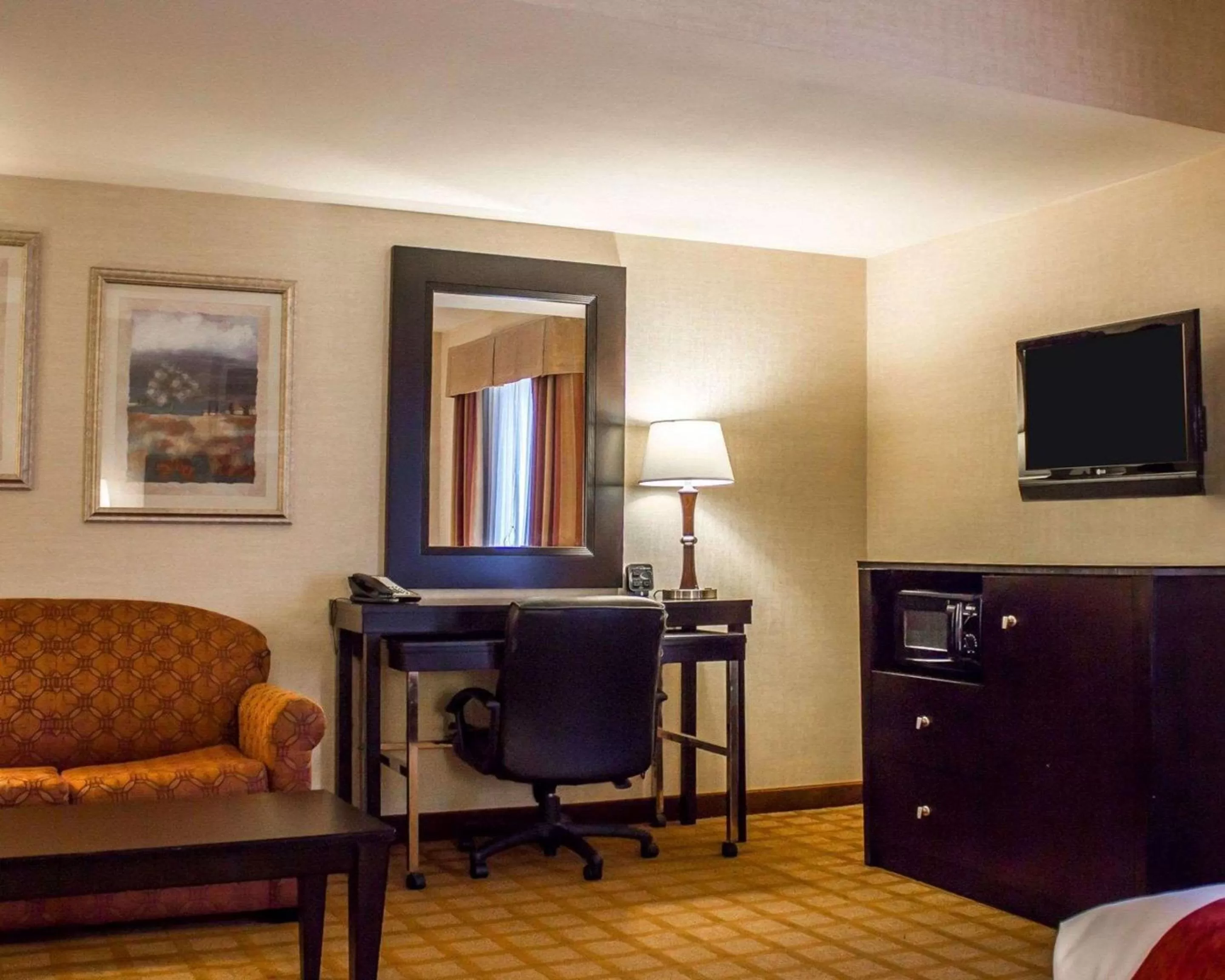 Photo of the whole room in Comfort Suites Edinboro