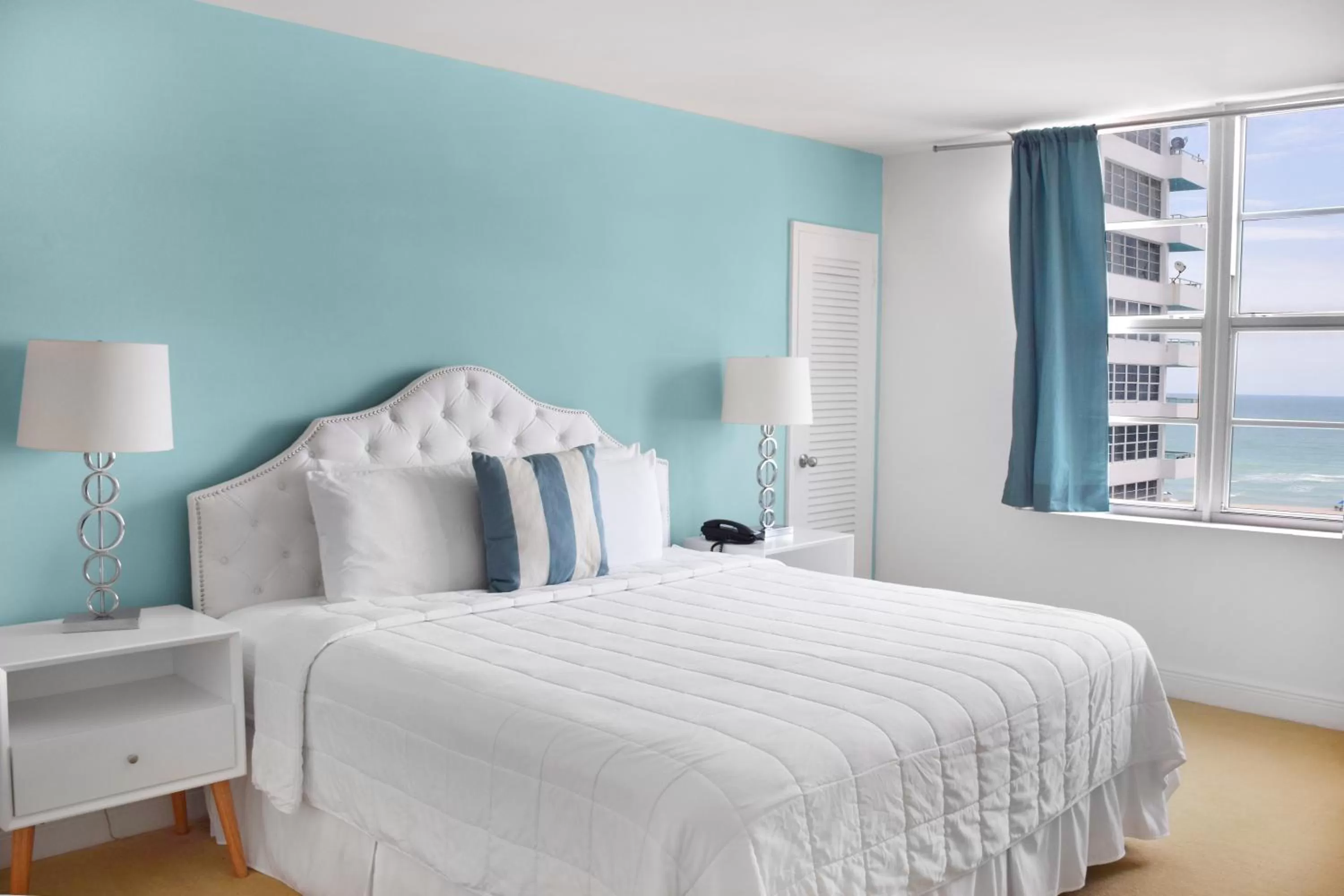 Bedroom, Bed in Seacoast Suites on Miami Beach