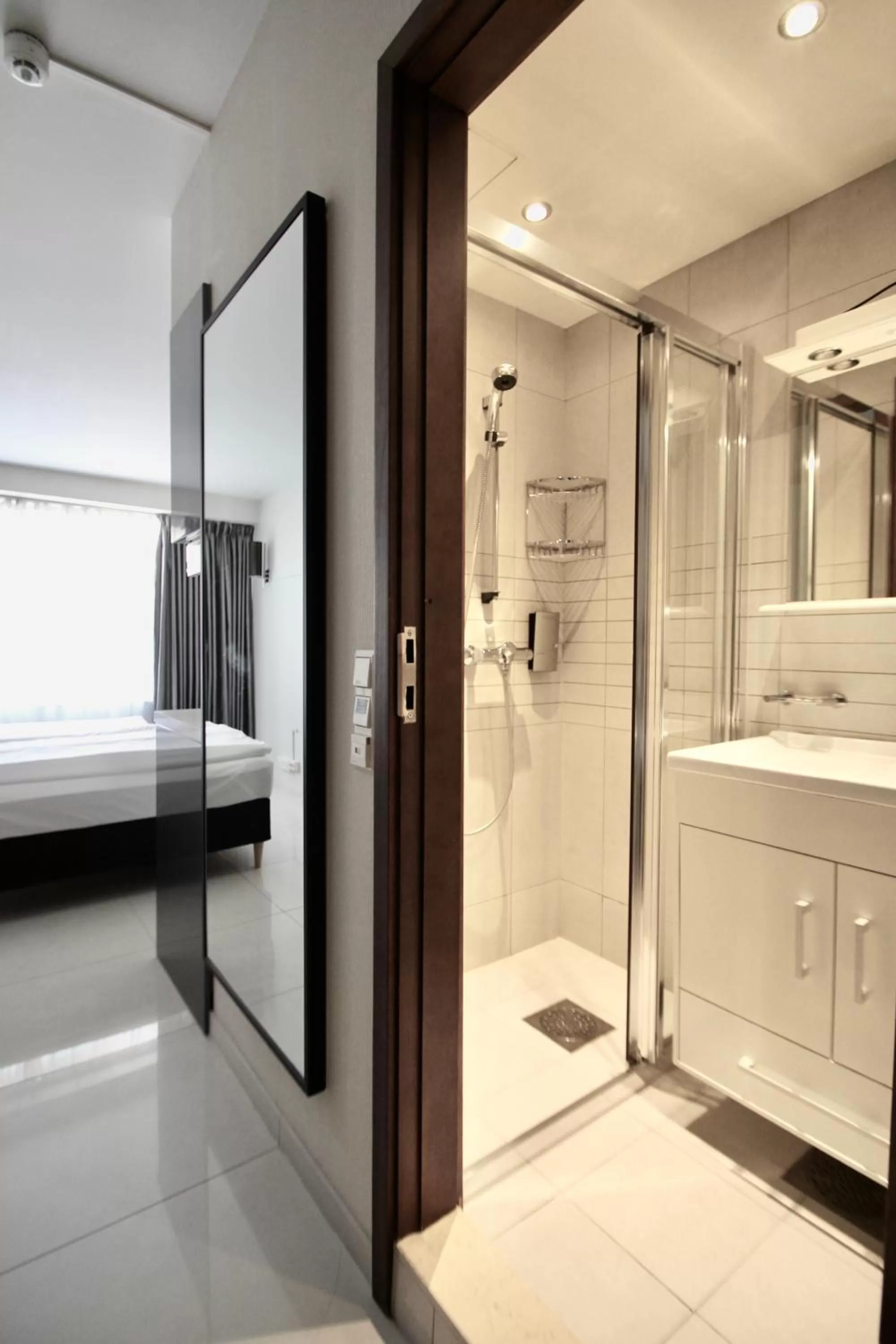 Shower, Bed in Super Stay Hotel, Oslo