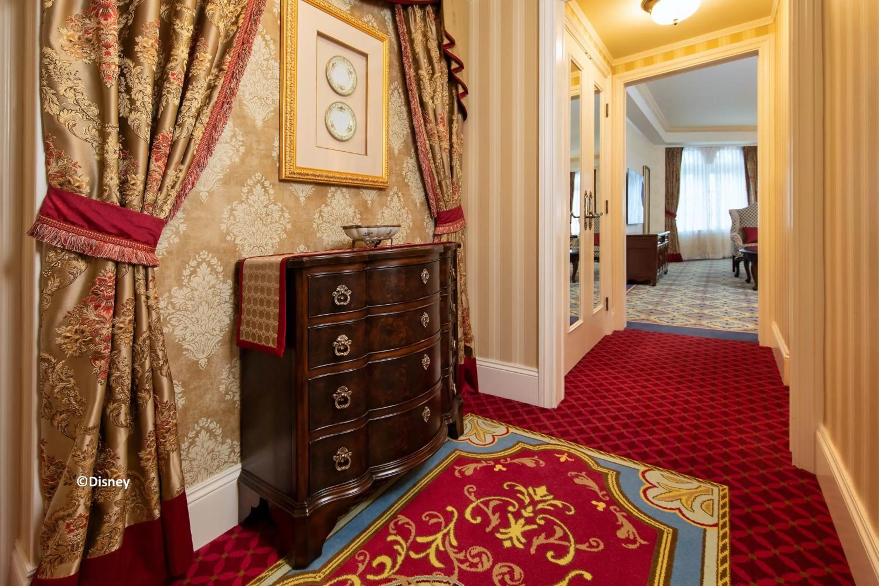 Living room, Bed in Hong Kong Disneyland Hotel