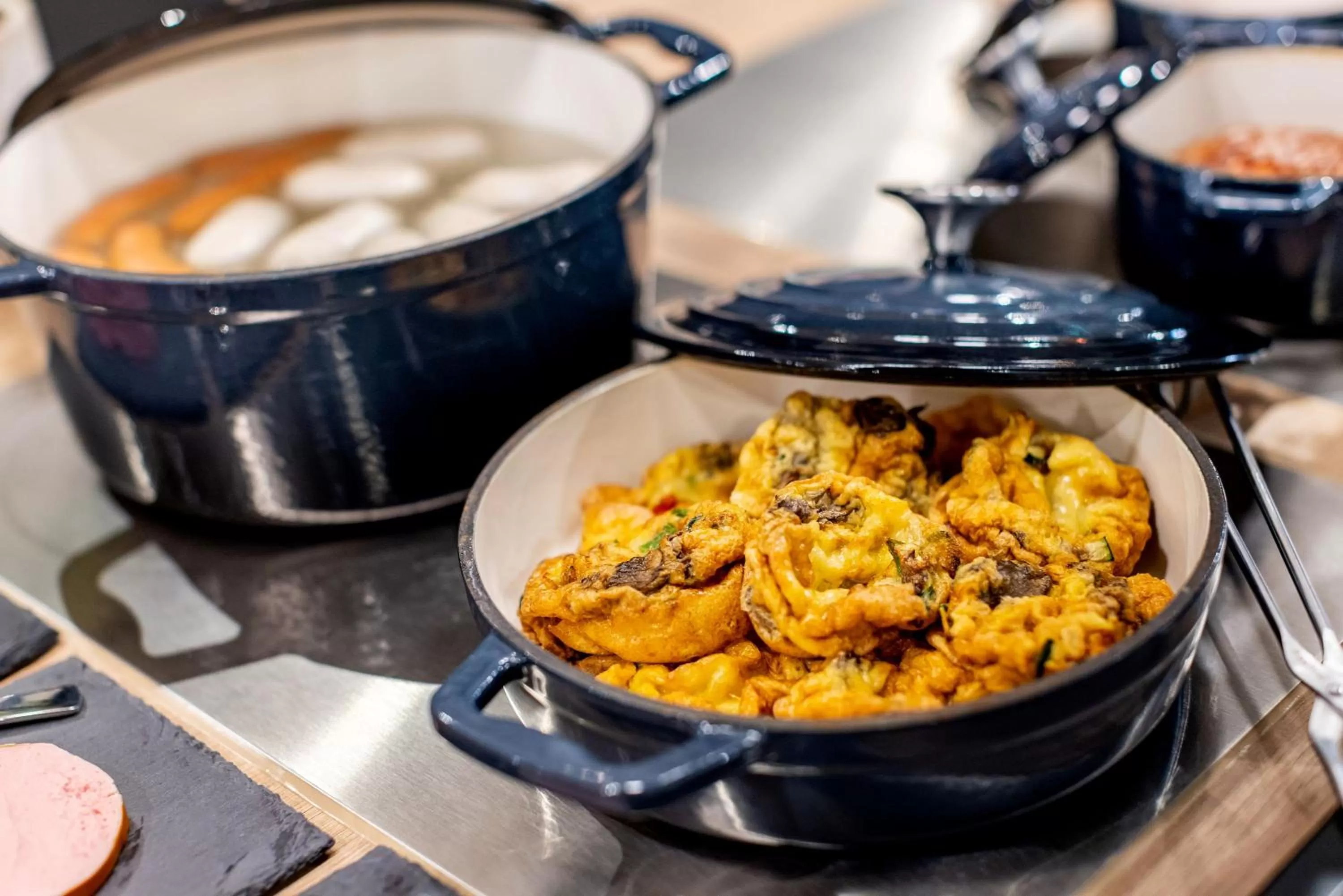 Buffet breakfast in BOLLWERK Lifestyle Hotel, automatisiertes Hotel mit Self Check In