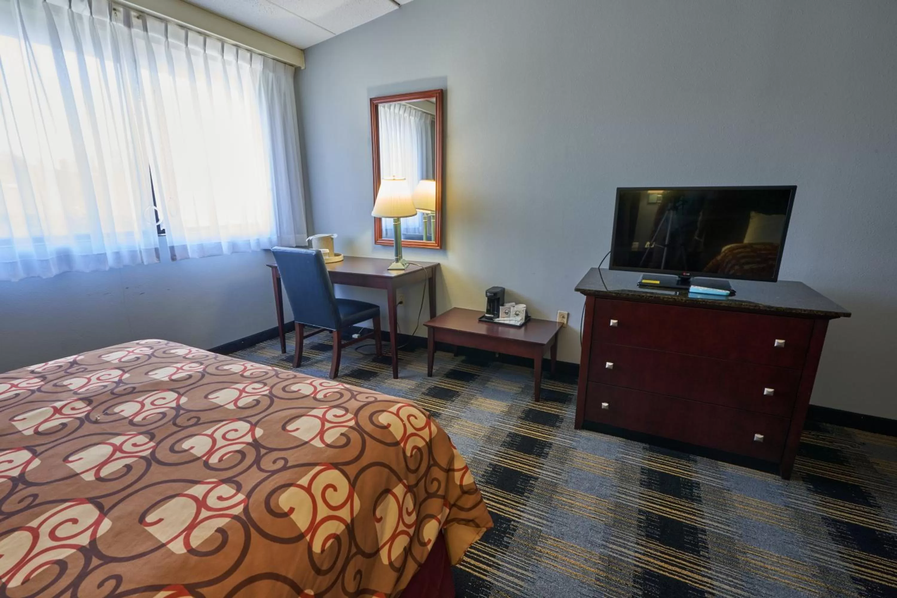 Bed in Riverview Inn & Suites