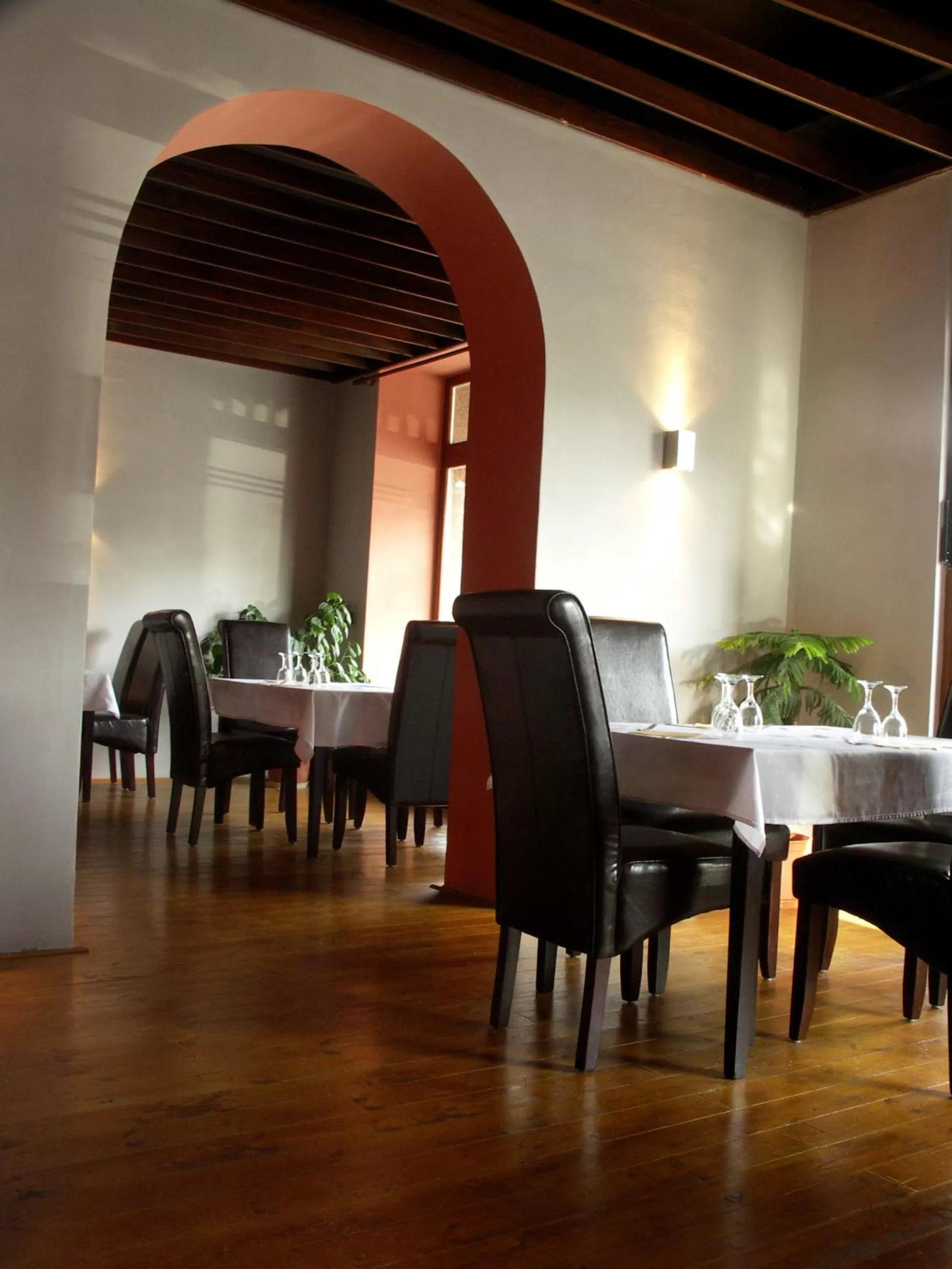 Restaurant/places to eat in Hotel Saloon