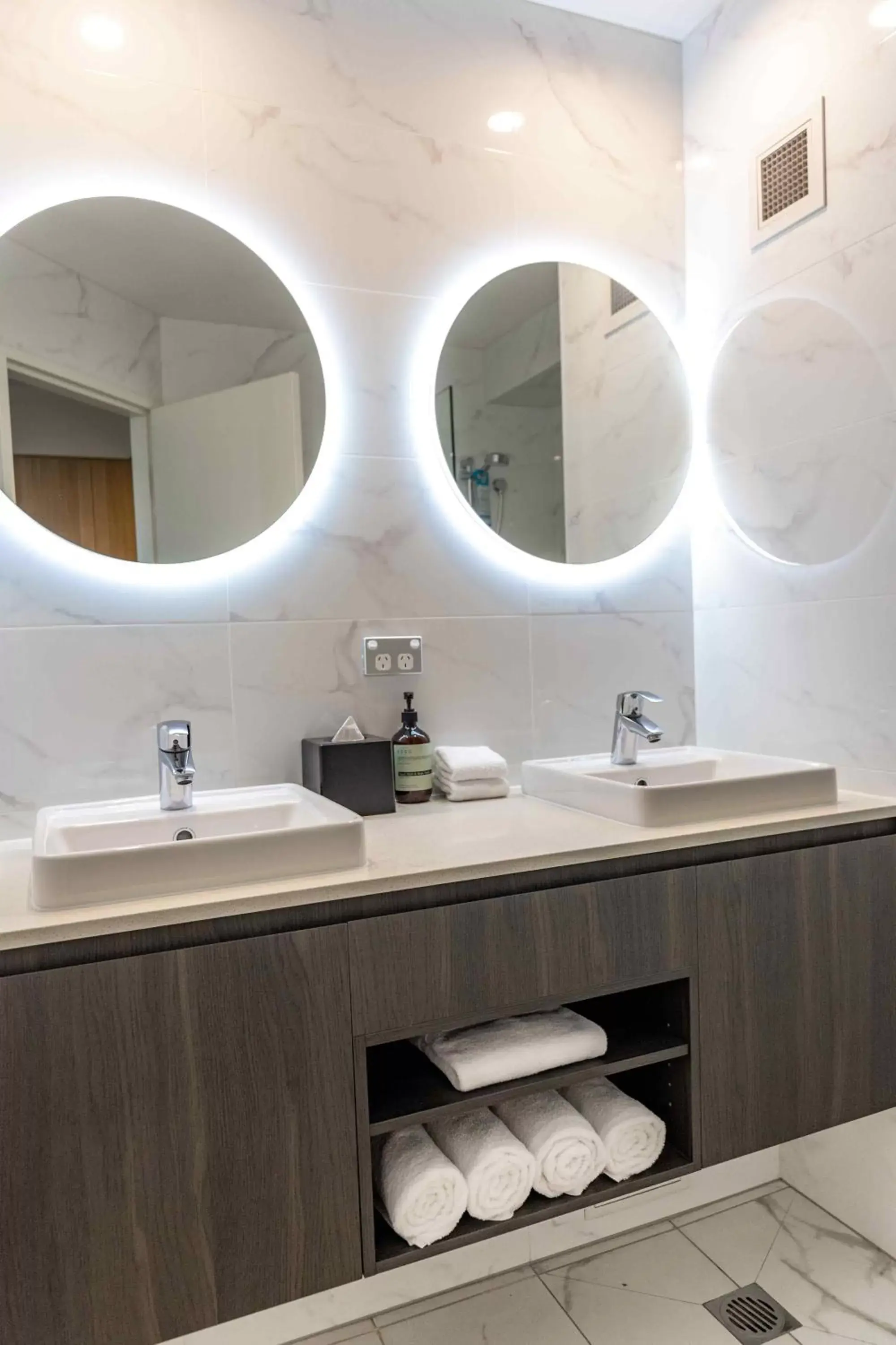 Deluxe Queen Room with Two Queen Beds in Paradise Resort Gold Coast Deluxe Queen Room with Two Queen Beds in Paradise Resort Gold Coast