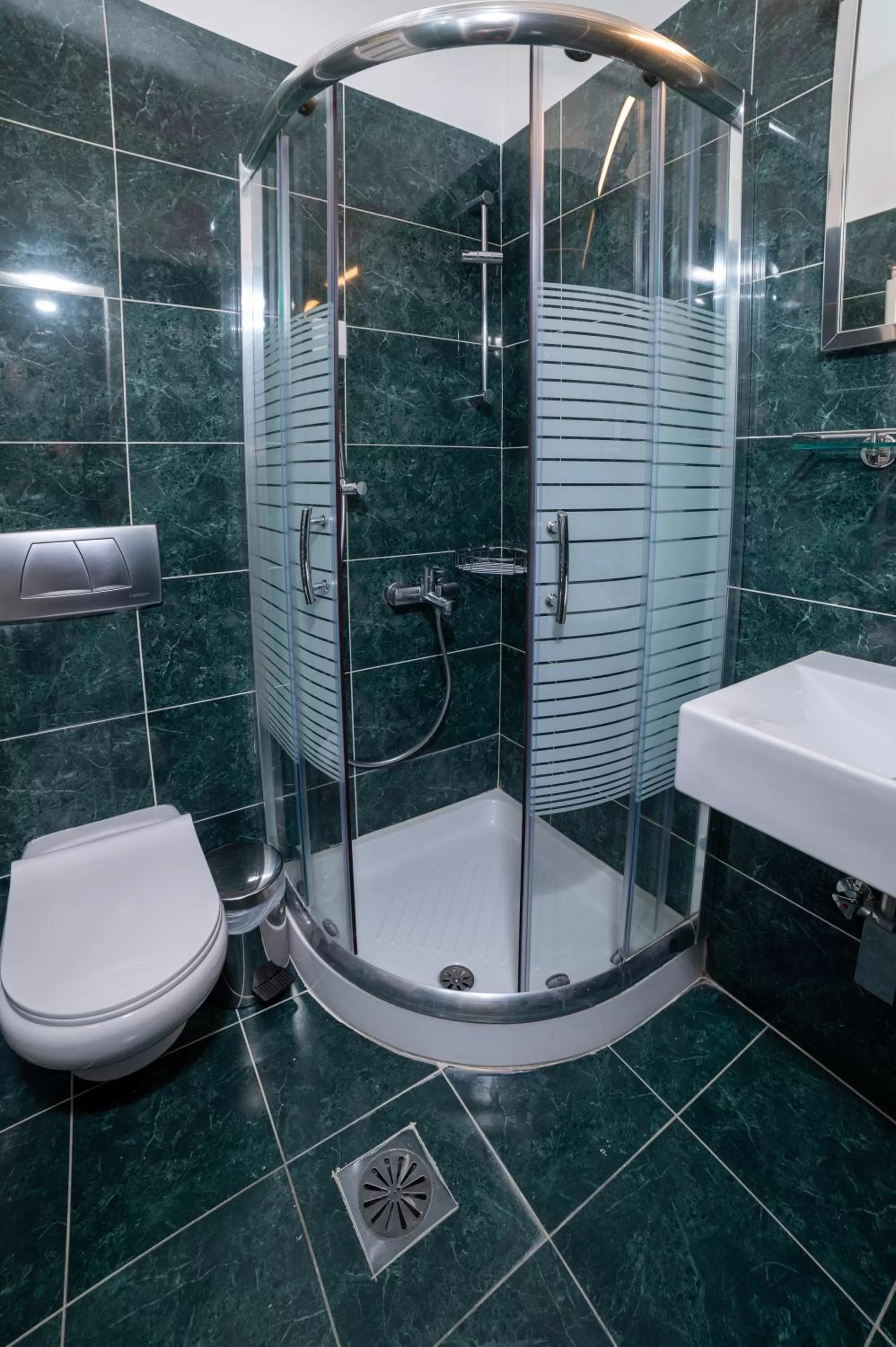 Toilet in Brettania Hotel