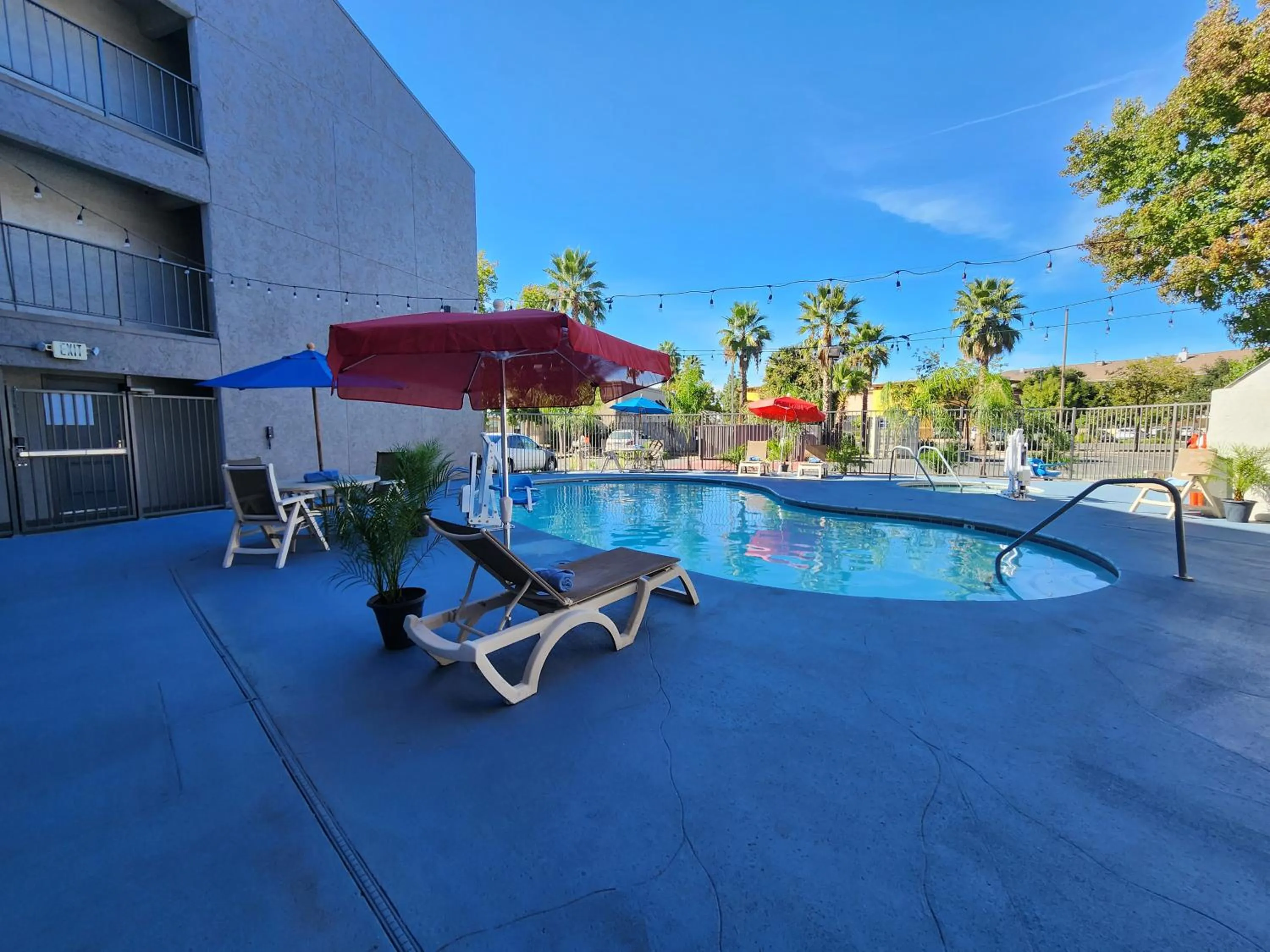 Swimming pool in Studio 6 Sacramento, CA Natomas