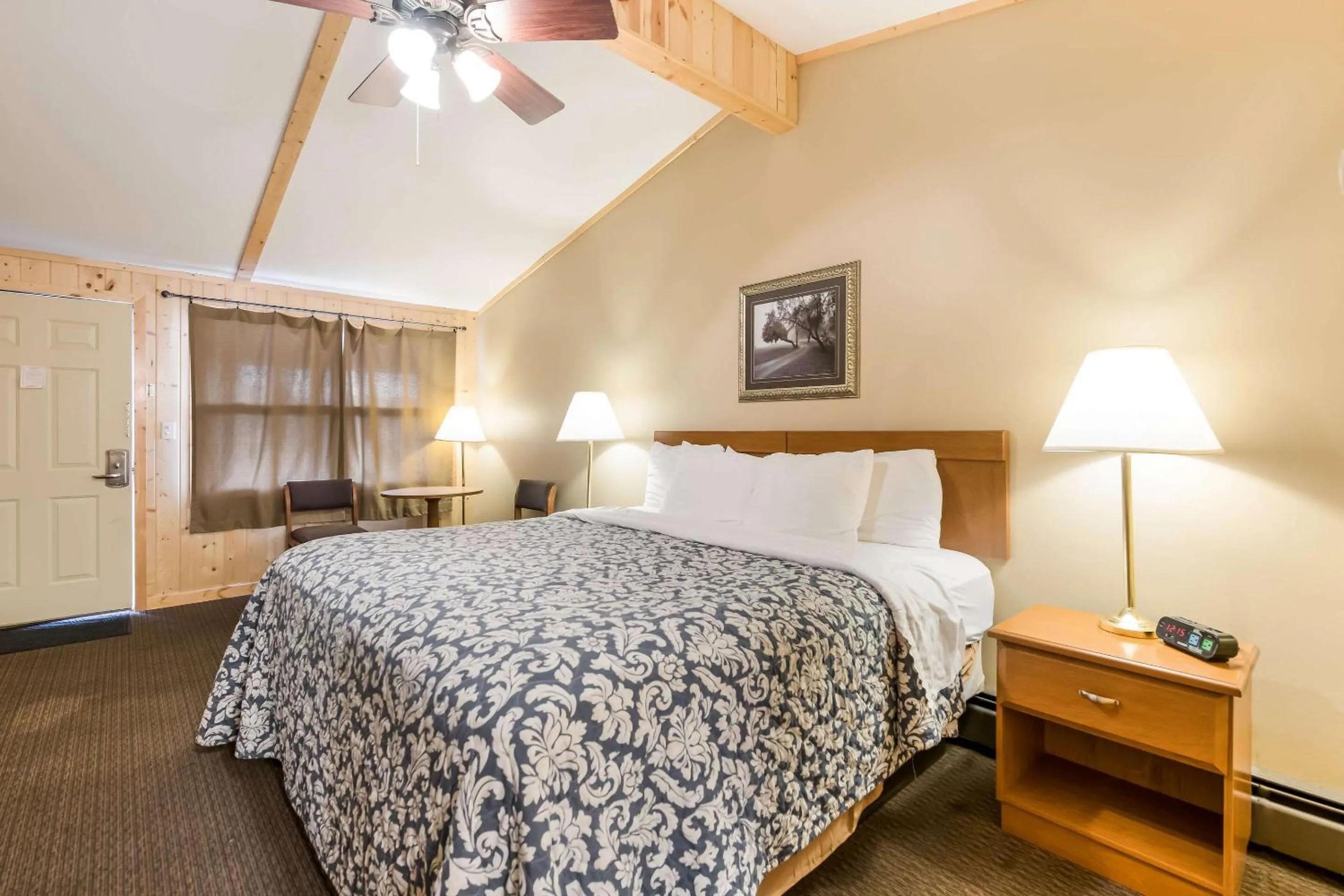 Photo of the whole room, Bed in Econo Lodge