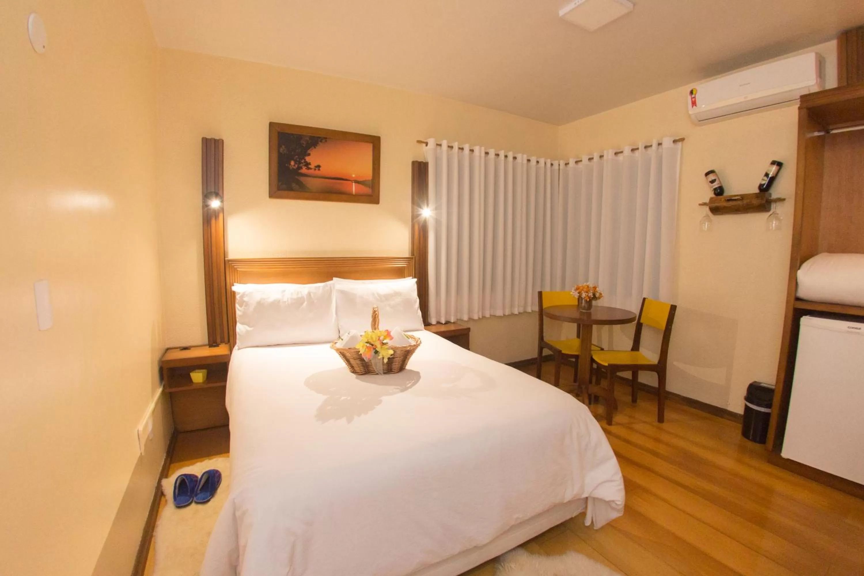 Dining area, Bed in Pousada Green House by Conrado Vitali
