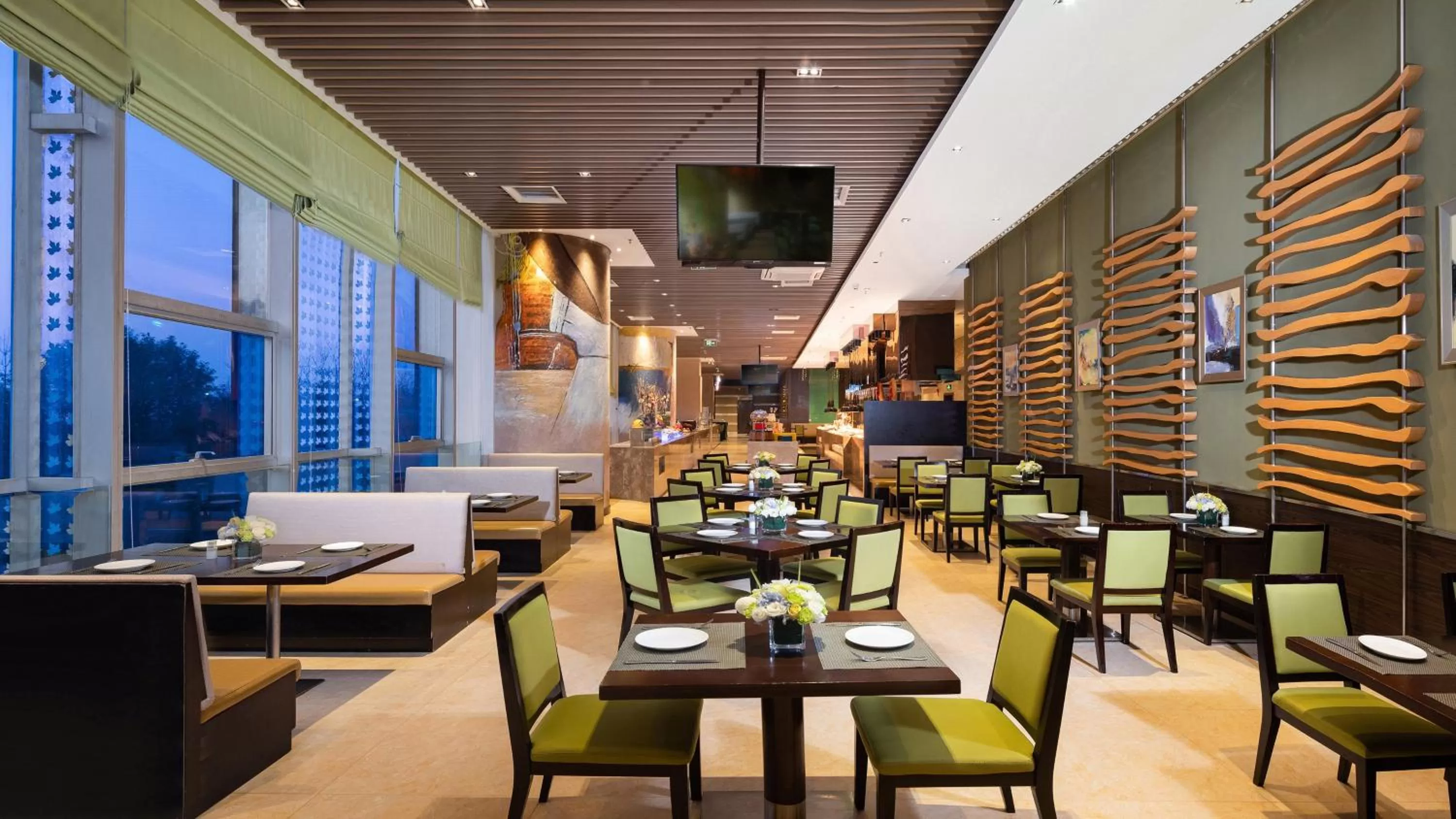 Restaurant/places to eat in Holiday Inn Nanchang Riverside by IHG