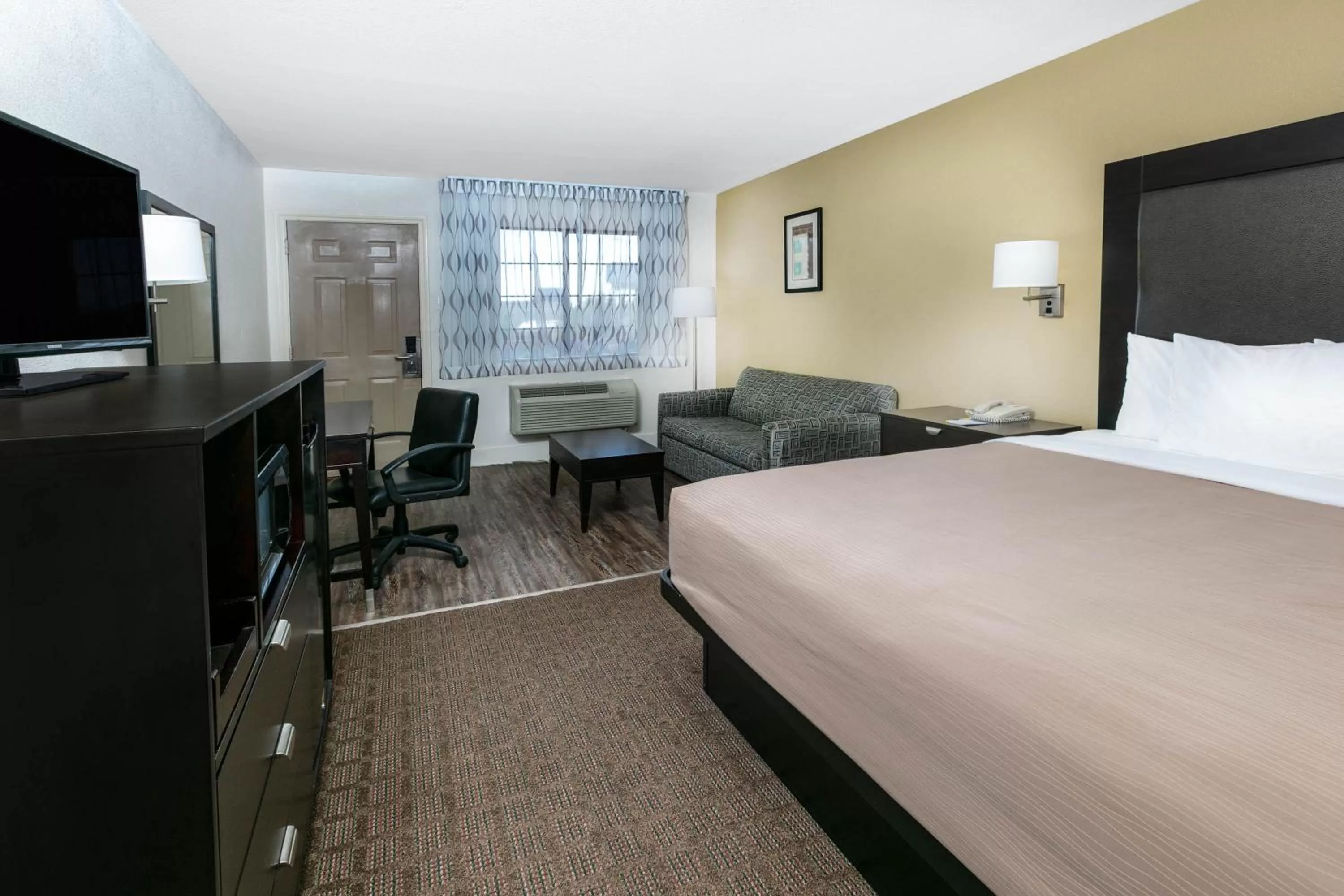 Bed in Days Inn by Wyndham Granbury