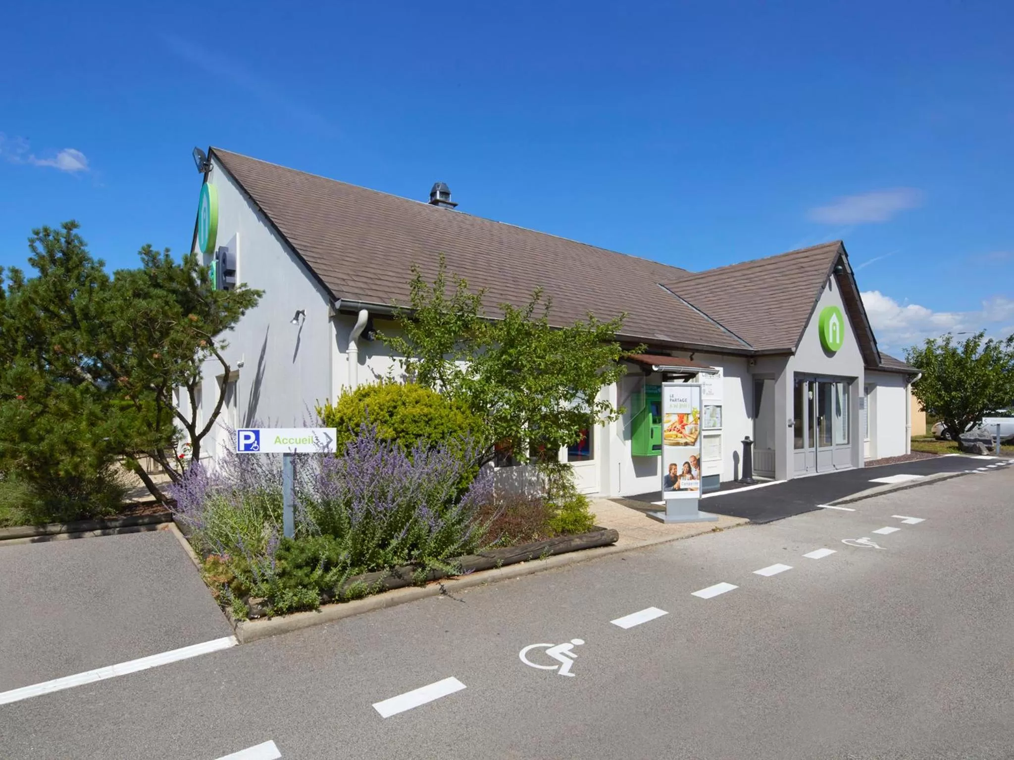 Facade/entrance in Campanile Dijon Sud - Marsannay