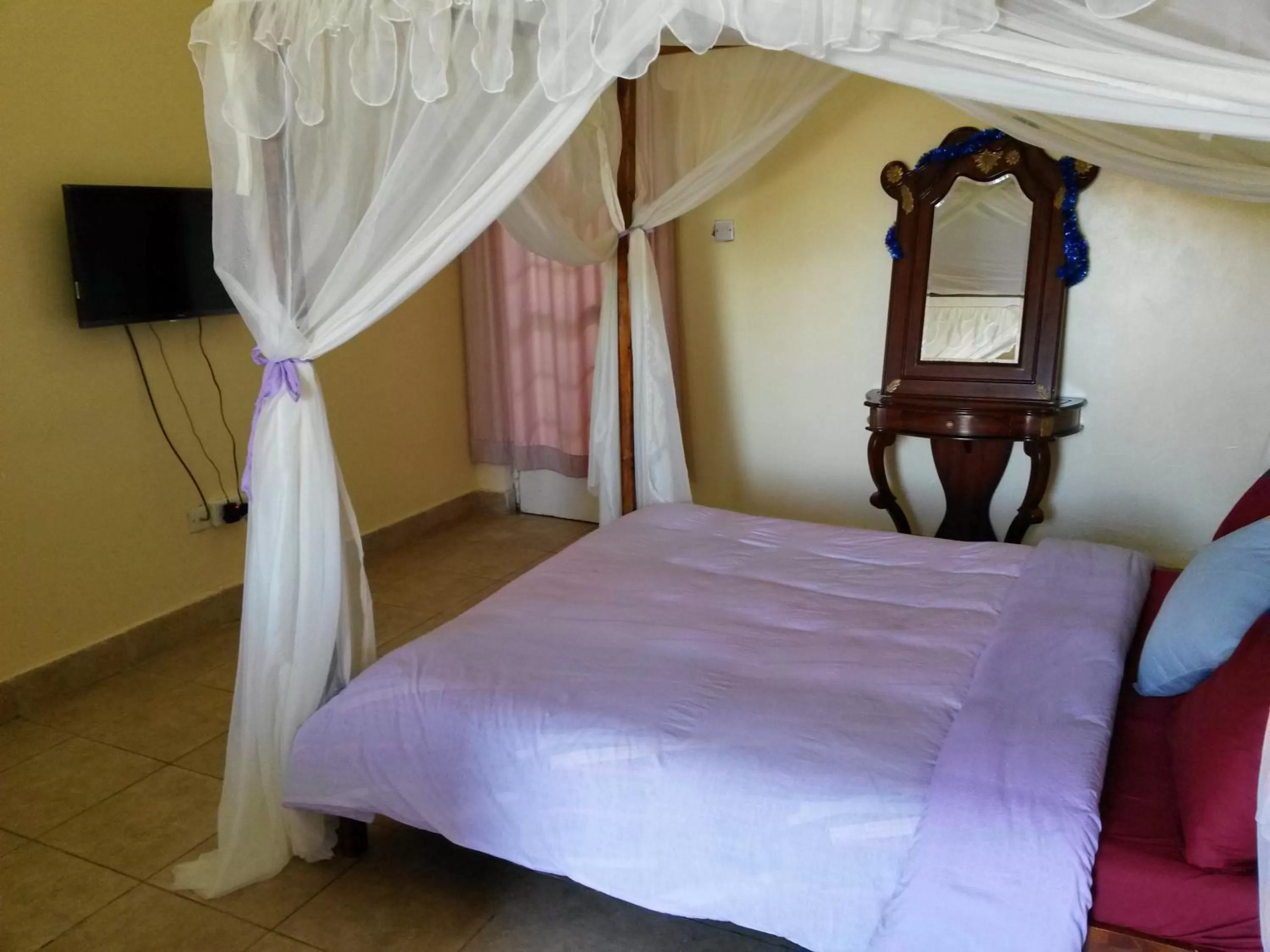 Day, Bed in Mwanzo Lodge
