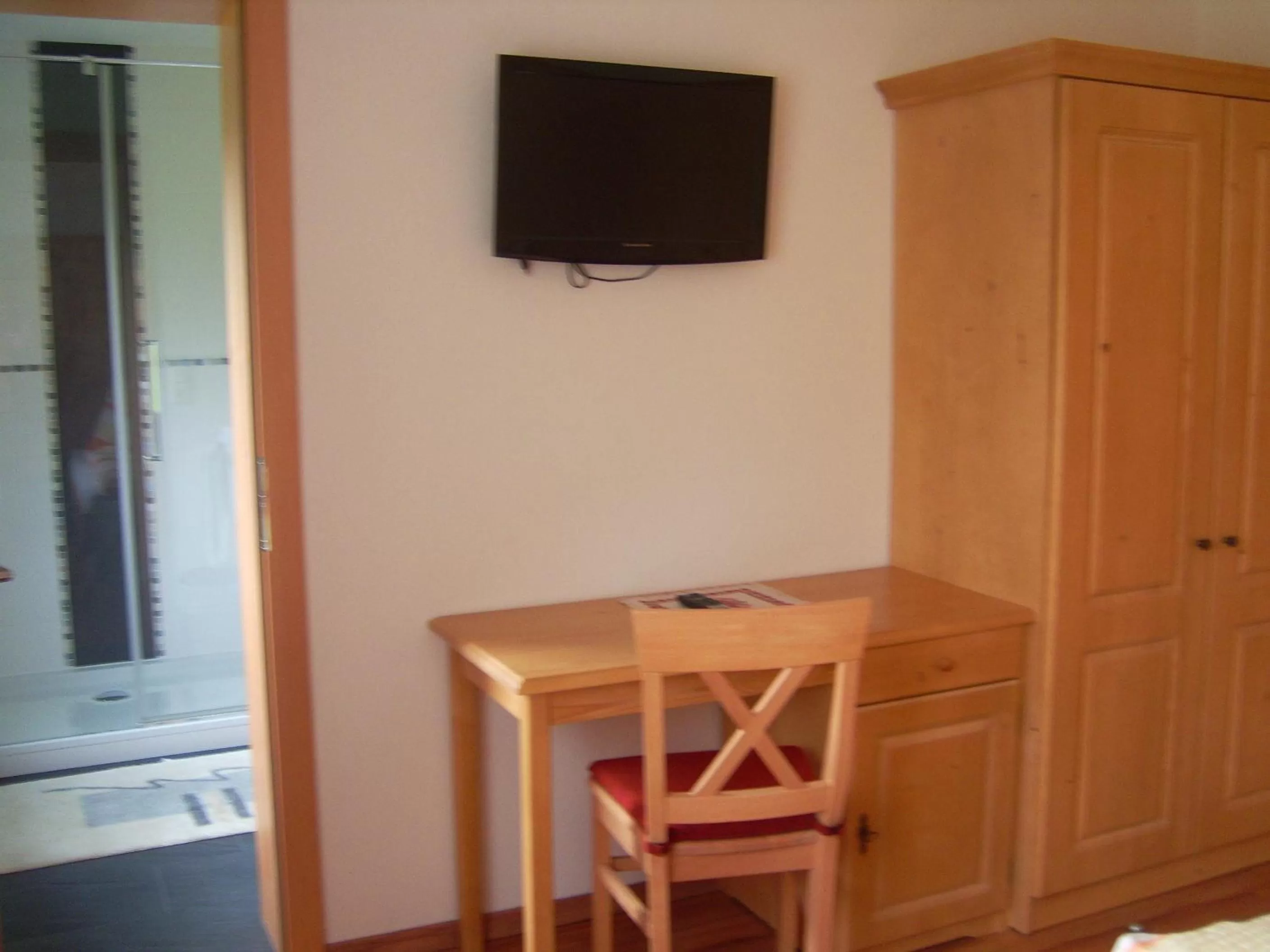 Photo of the whole room, TV/Entertainment Center in Privatpension Gosaukammblick