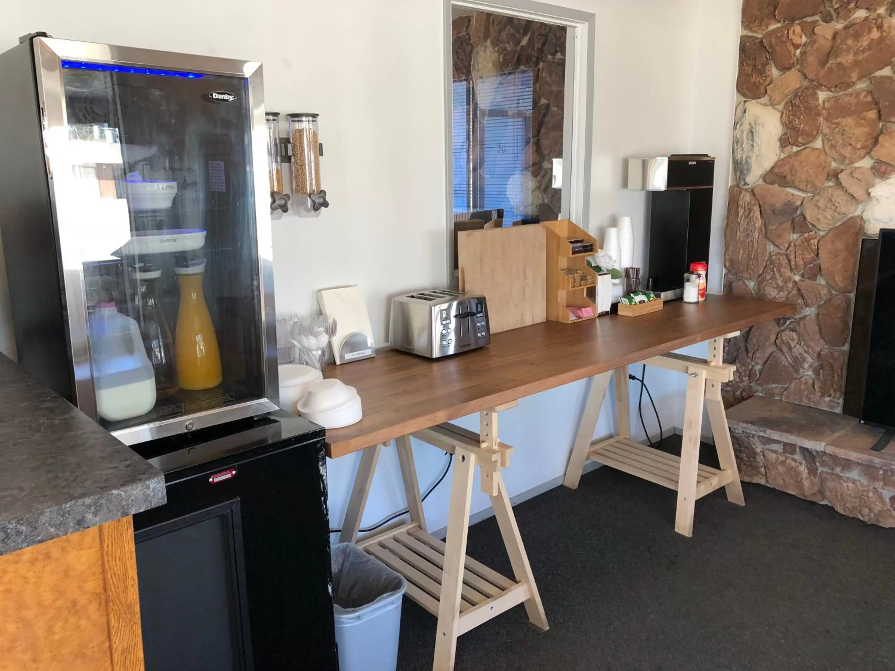 Coffee/tea facilities in Howard Johnson by Wyndham Edson