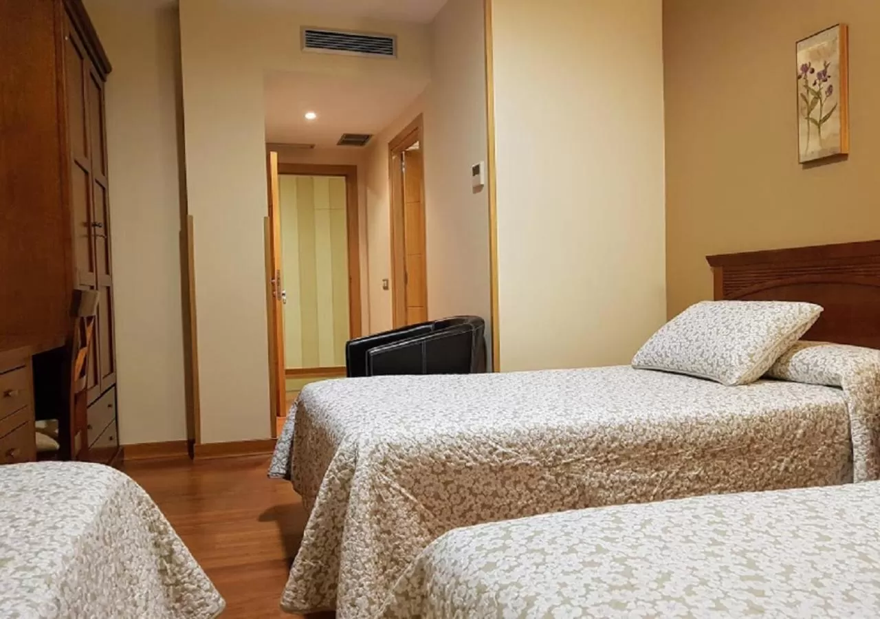 Photo of the whole room, Bed in Hotel Reina Isabel