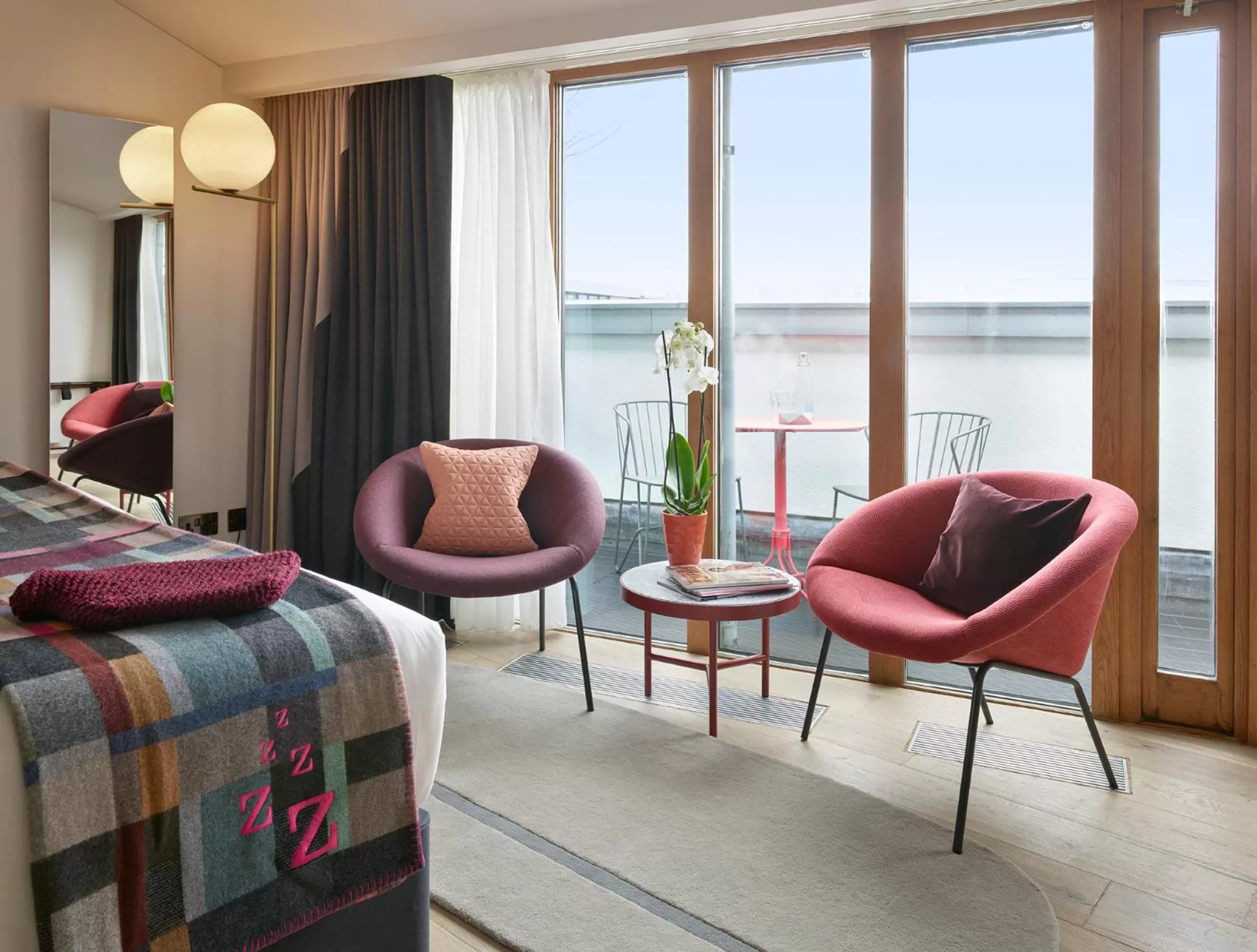 Seating area, Bed in Marrable's Farringdon Hotel