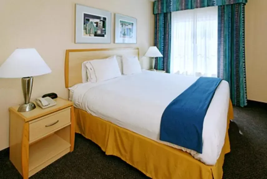 King Suite with Roll-In Shower - Disability Access in Holiday Inn Express Hotel & Suites San Antonio - Rivercenter Area, an IHG Hotel King Suite with Roll-In Shower - Disability Access in Holiday Inn Express Hotel & Suites San Antonio - Rivercenter Area, an IHG Hotel