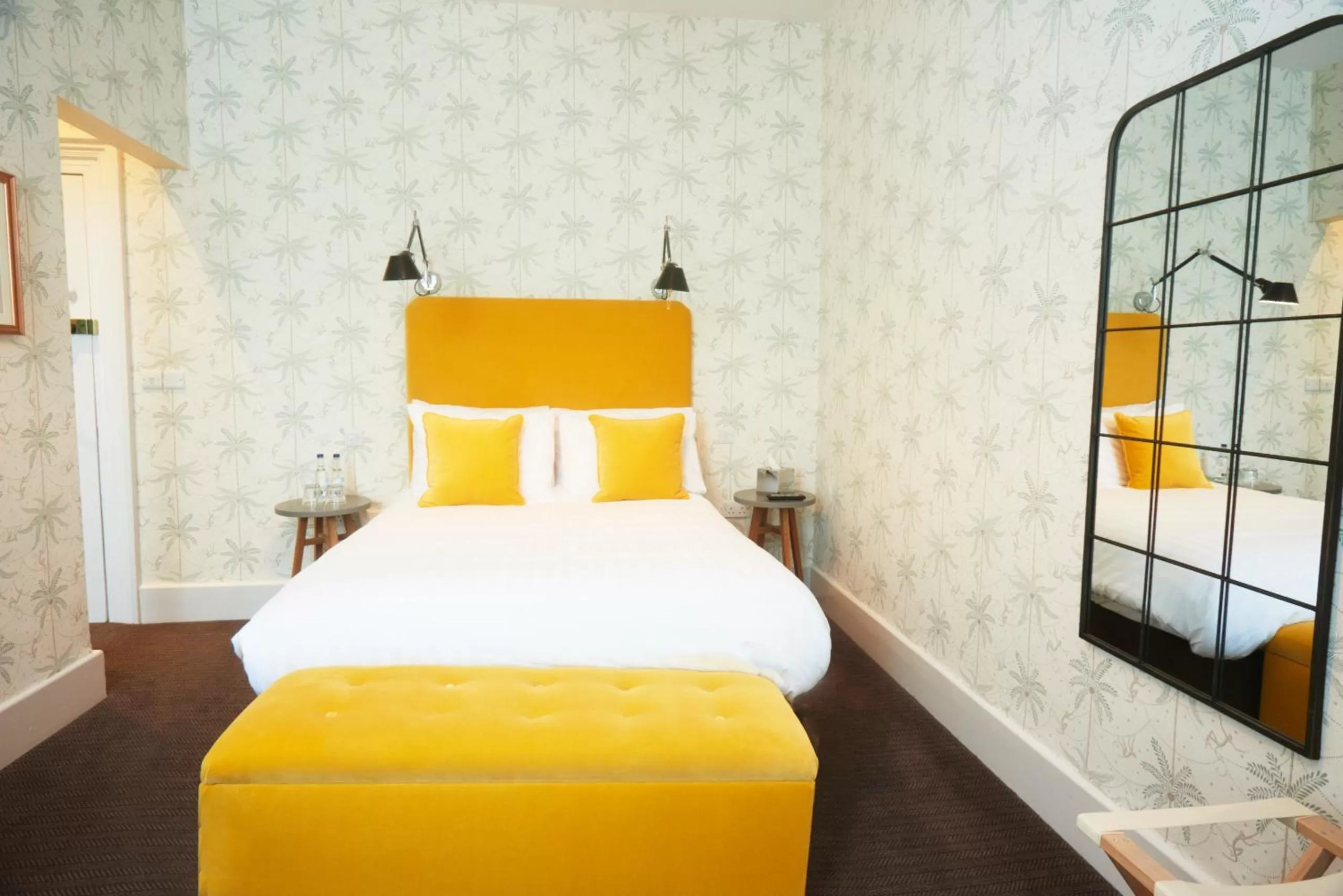 Bedroom, Bed in Embankment Hotel