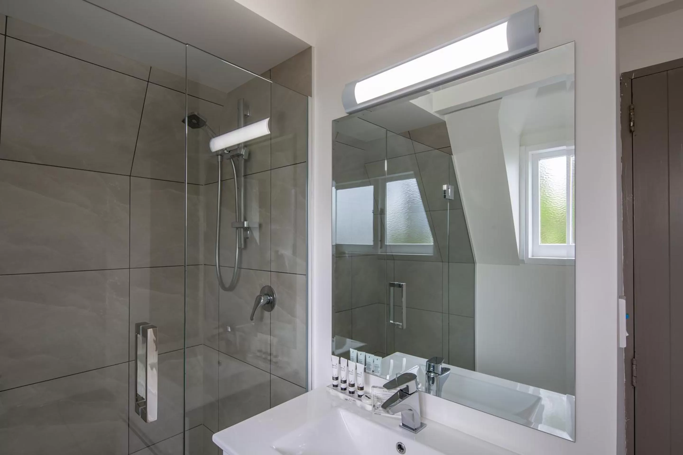 Bathroom in Pavilions Hotel