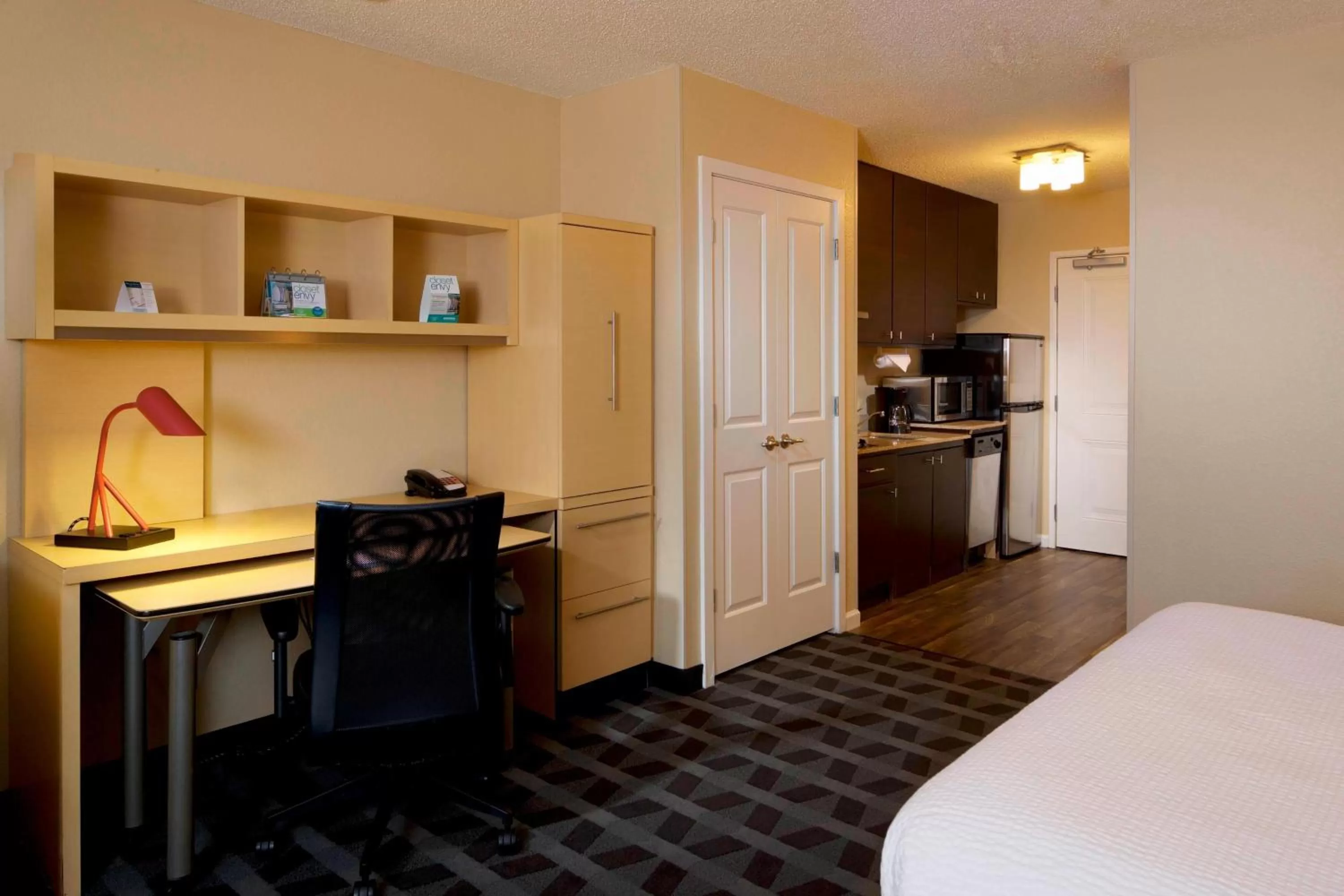 Kitchen or kitchenette, Bed in TownePlace Suites by Marriott Jacksonville