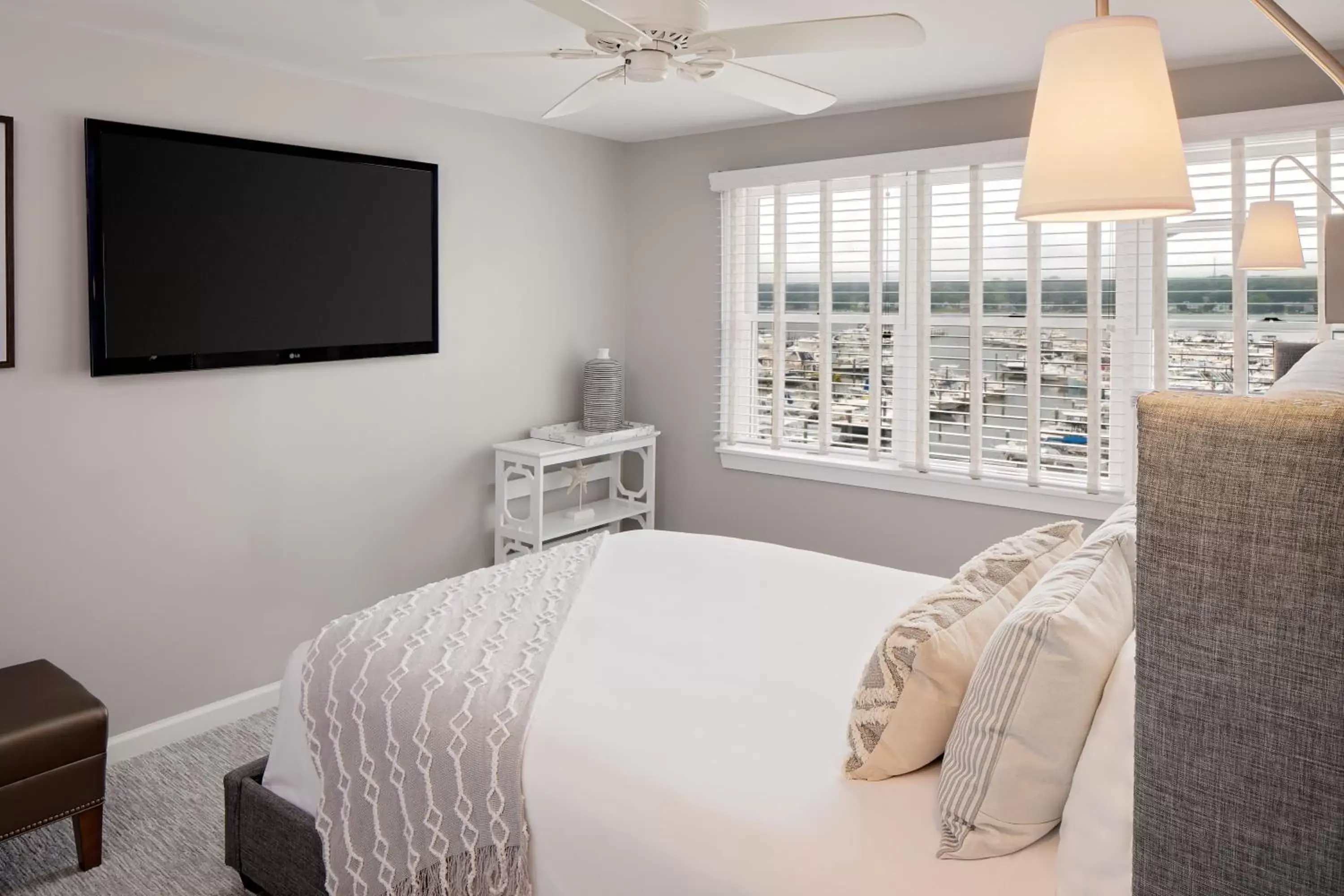 Deluxe Queen Room in Inn at Harbor Hill Marina Deluxe Queen Room in Inn at Harbor Hill Marina