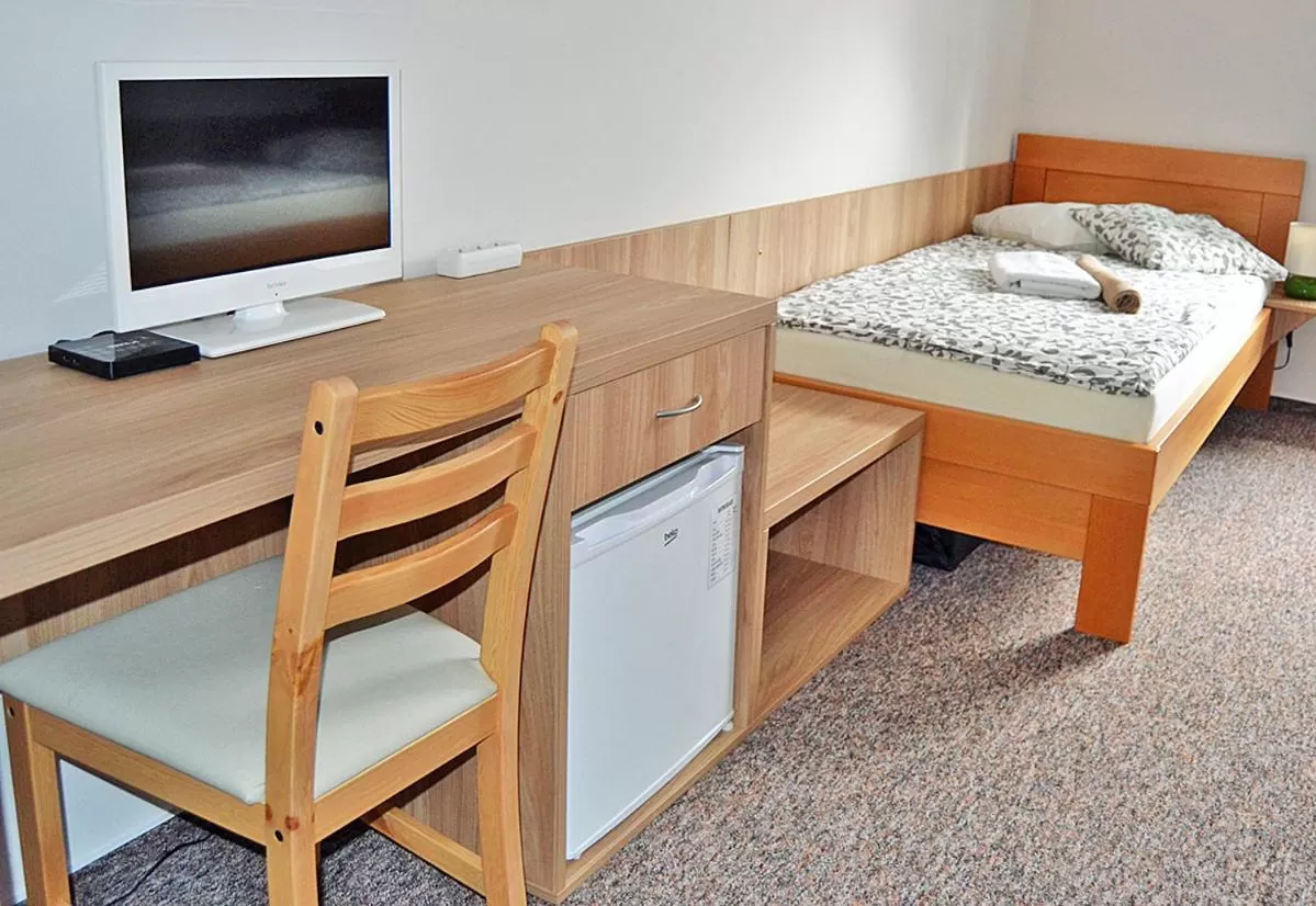 Photo of the whole room, TV/Entertainment Center in Motel Vega