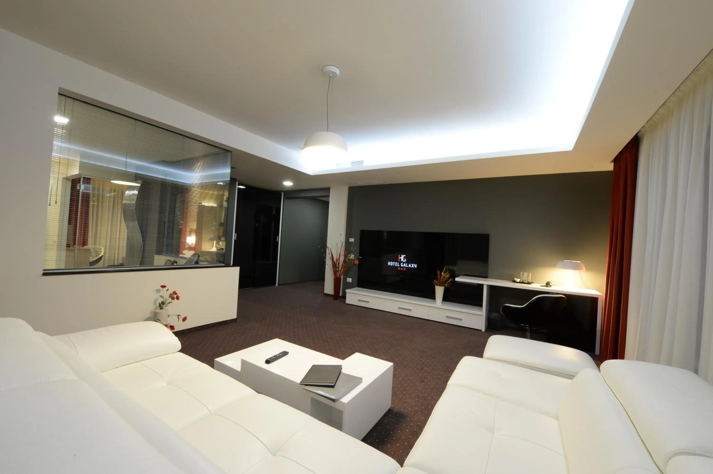 Living room, Bed in Hotel Galaxy